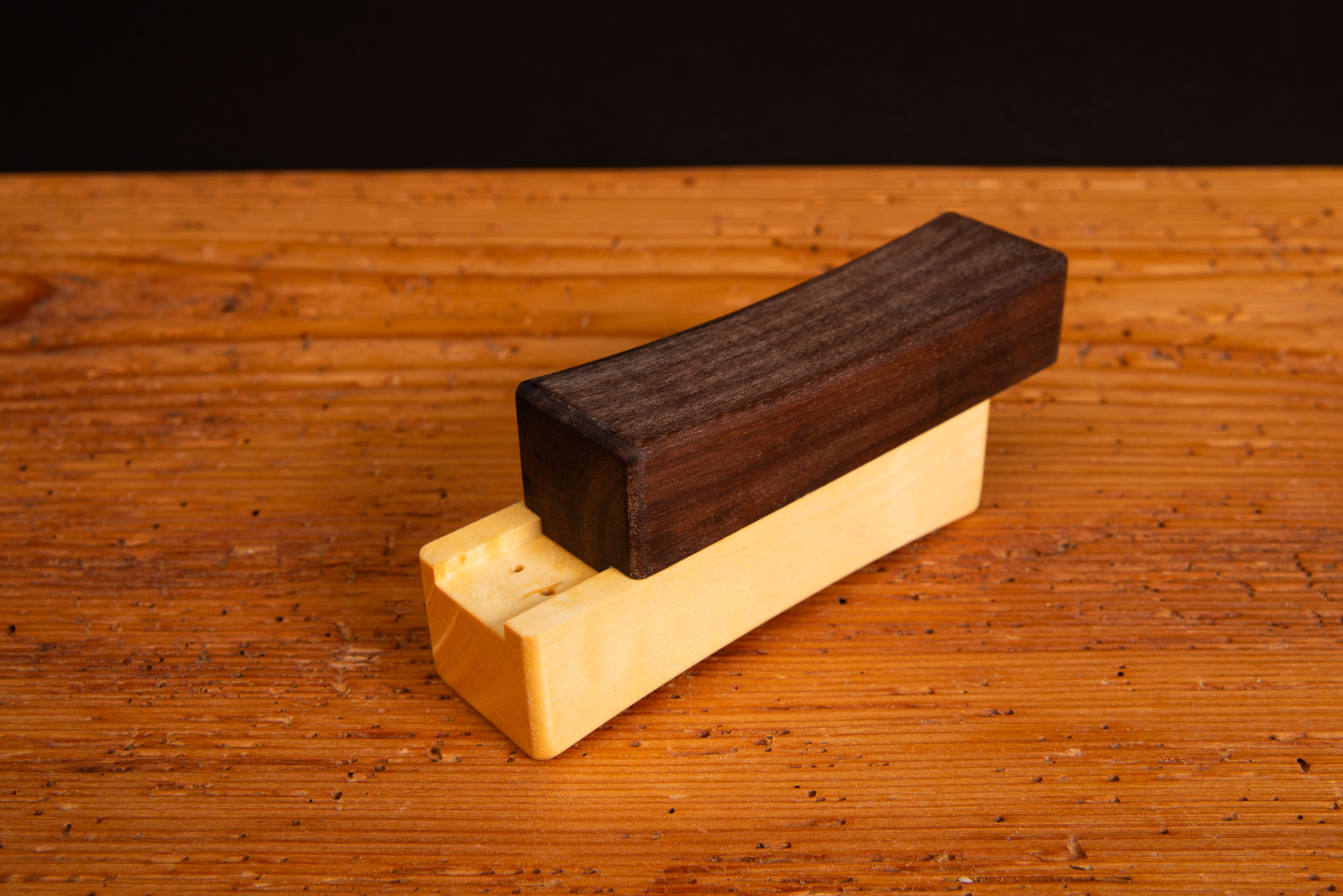 2Slide! Salz- & Pfefferstreuer aus Ahorn- und Walnussholz &ndash; ge&ouml;ffnete Ansicht des magnetischen Holzstreuers mit innovativem Schiebemechanismus.