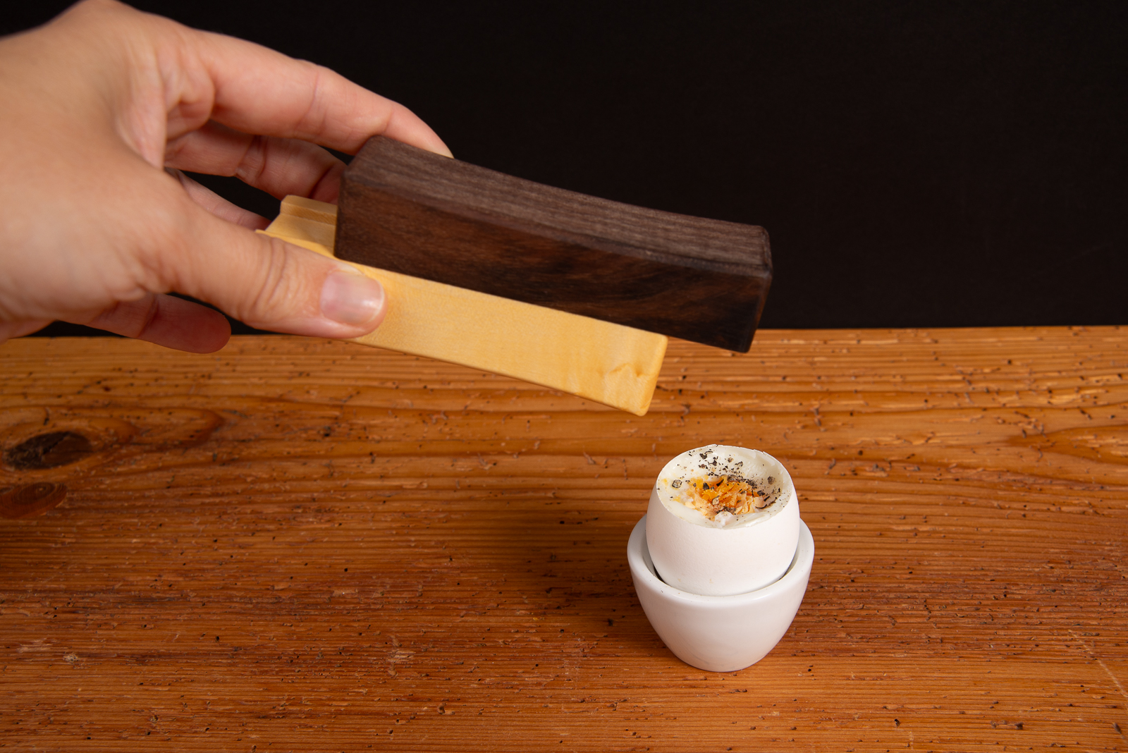 2Slide! Salzstreuer aus Holz in Anwendung &ndash; Salz und Pfefferstreuer f&uuml;r Fr&uuml;hst&uuml;cksei, ideal als Design-Werbeartikel mit Logo.