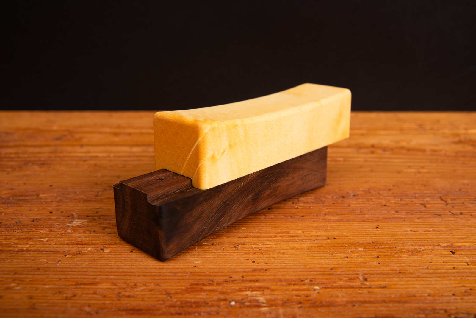 2Slide! Salzstreuer geschlossen &ndash; kompakter Salz und Pfefferstreuer aus Ahorn- und Walnussholz als eleganter Tischbegleiter und Werbegeschenk.