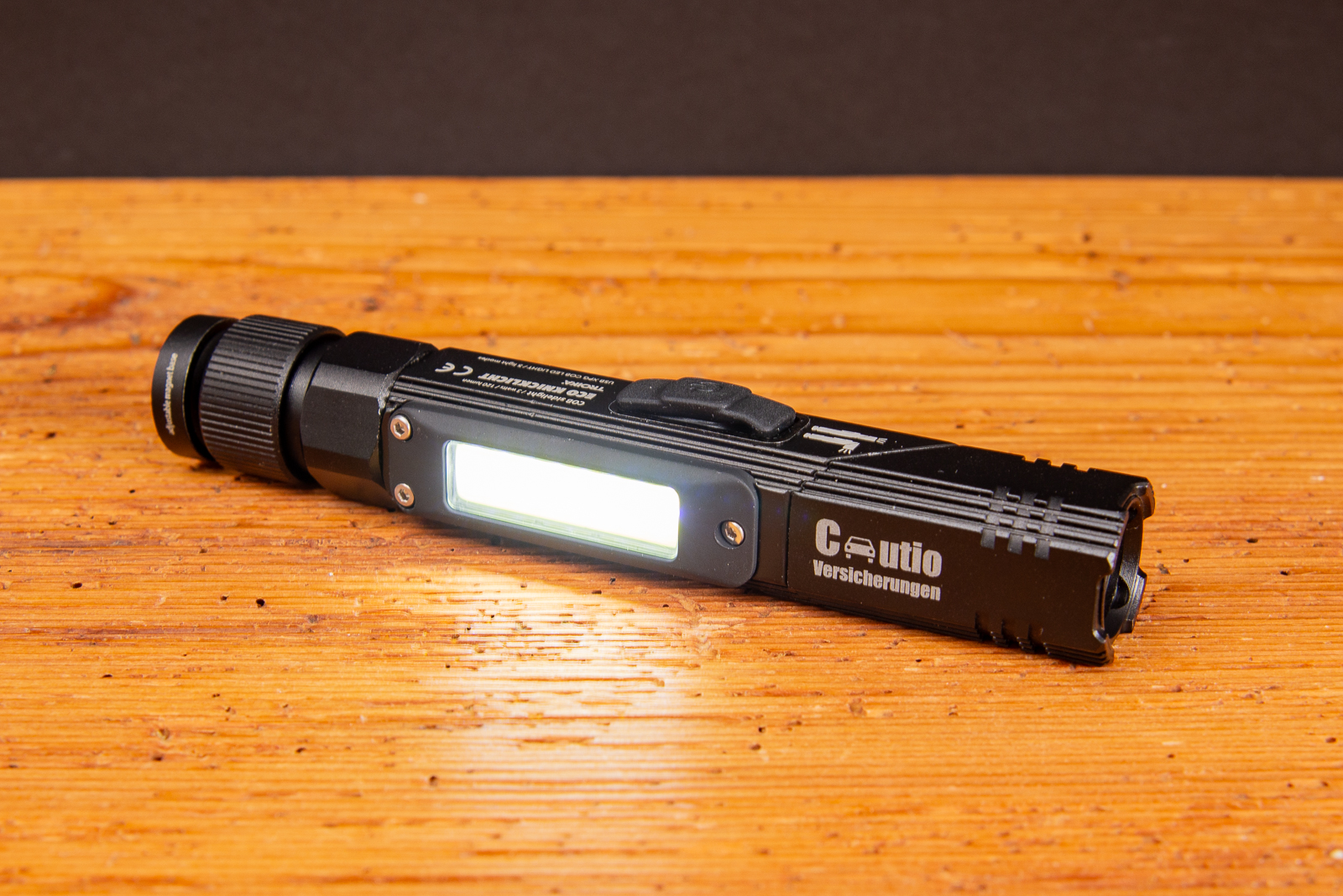 TROIKA ECO Knicklampe mit COB-LED in Wei&szlig;licht &ndash; wiederaufladbare Taschenlampe mit Knickfunktion, Magnetfu&szlig; und Clip, ideal als Werbegeschenk mit Logo.