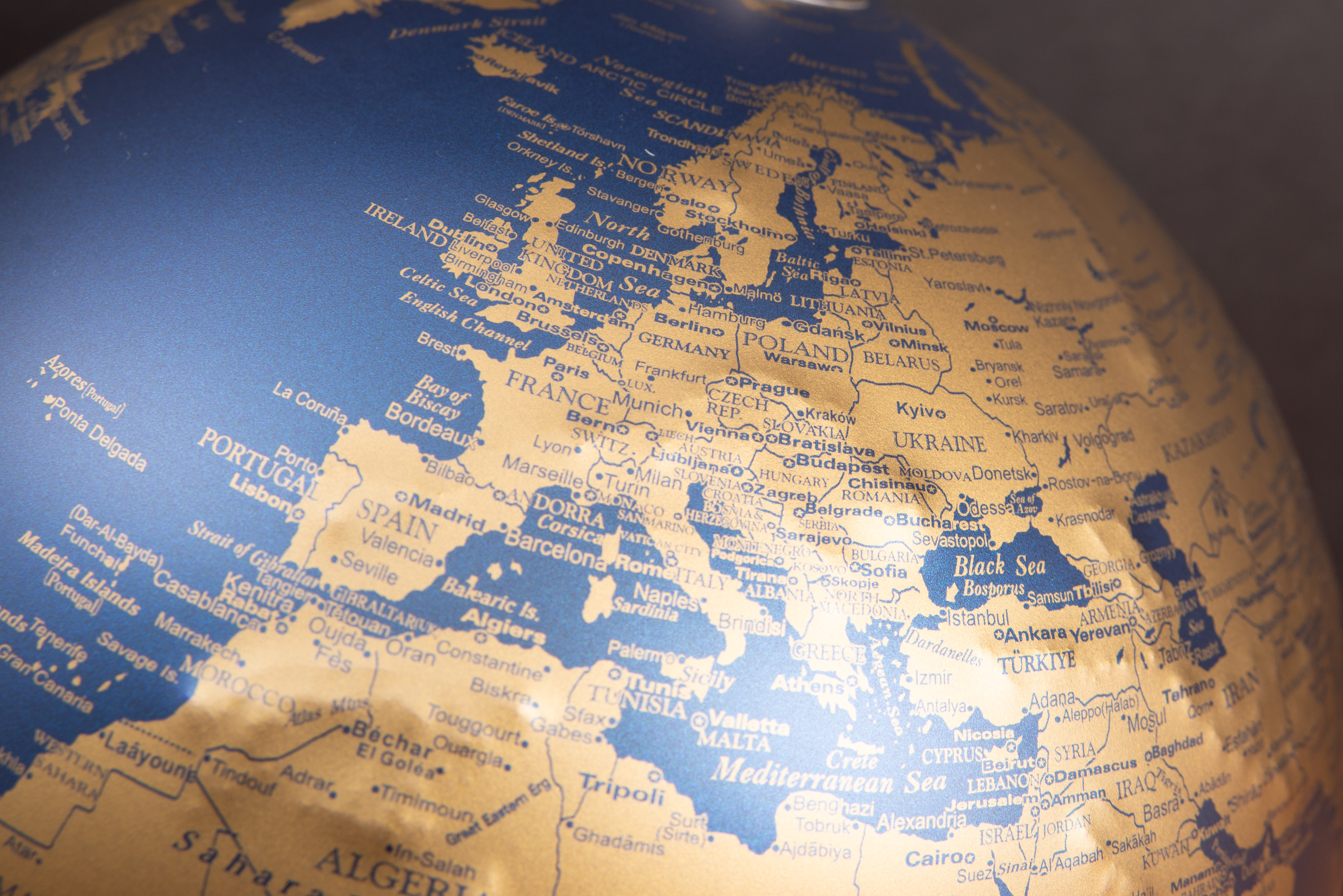 Troika Globus blau-gold mit detaillierter Europakarte als hochwertiges Werbegeschenk.