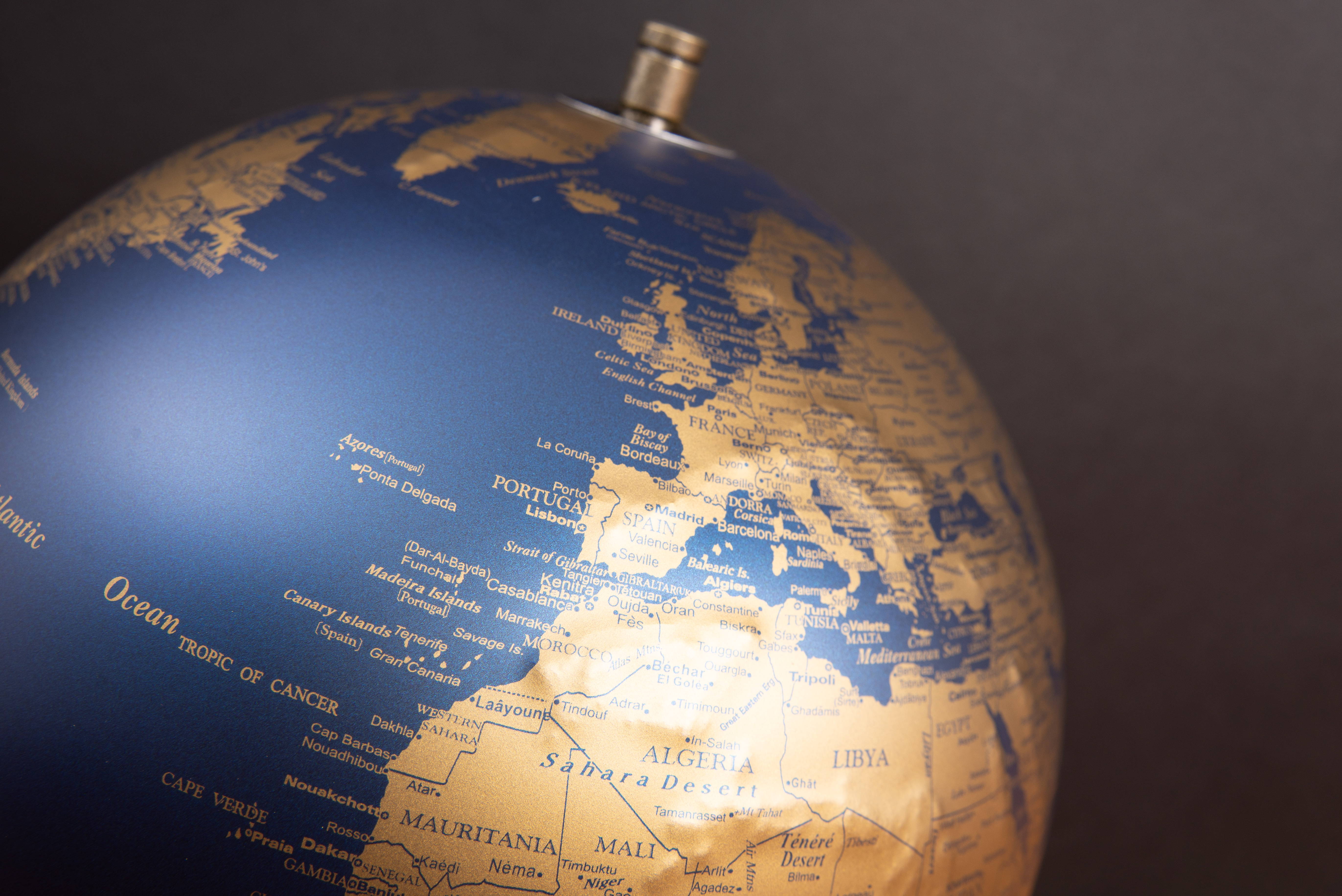 Troika Globus Reliefansicht mit f&uuml;hlbaren Gebirgen in Blau-Gold f&uuml;r stilvolle Schreibtischdekoration.