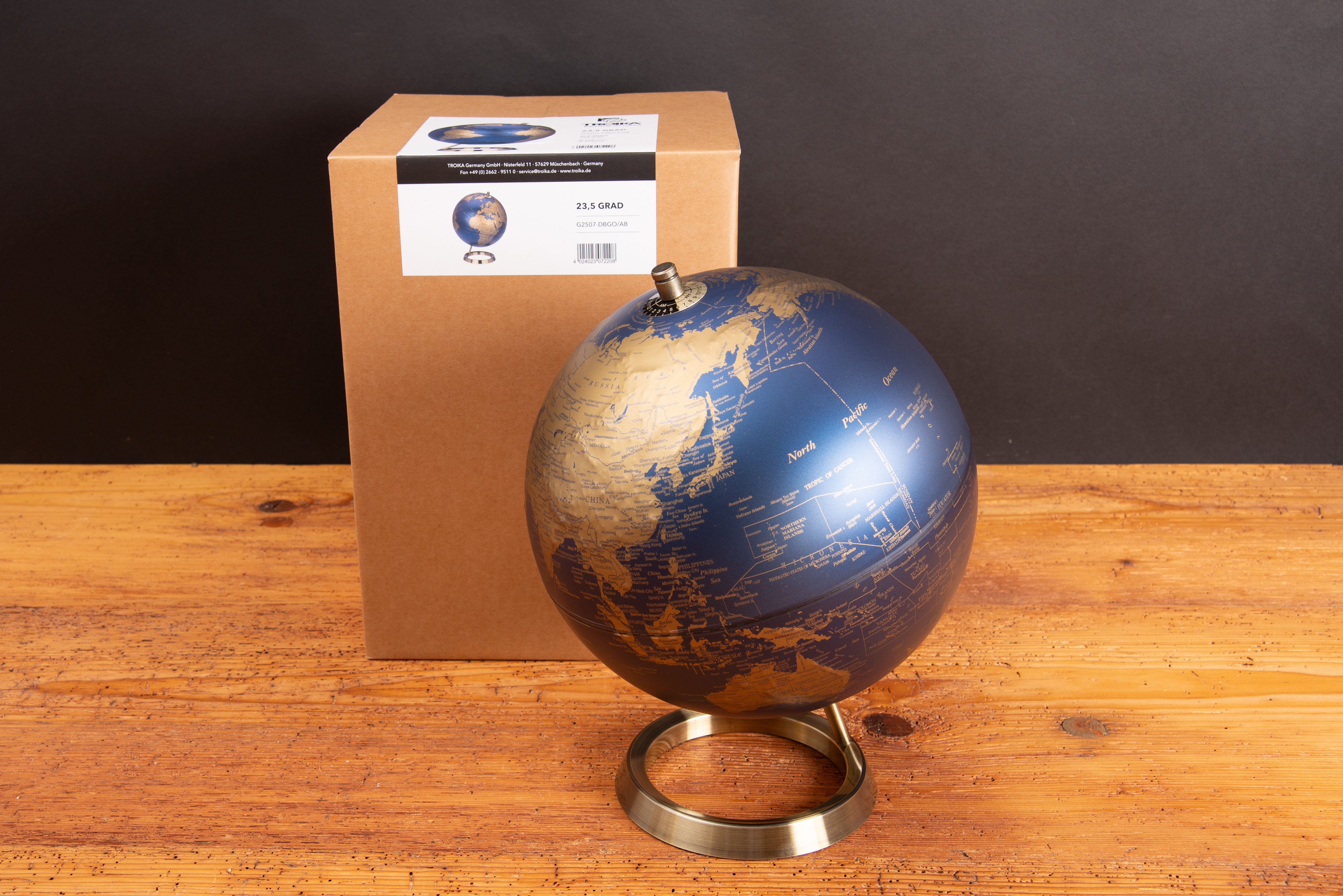 Troika Globus auf Metallfu&szlig; vor Verpackung &ndash; edle Weltkugel als repr&auml;sentatives Werbegeschenk.