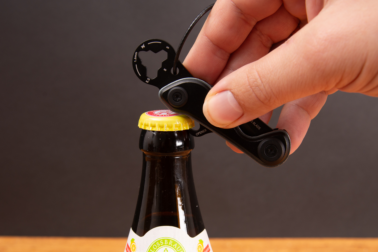 TROIKA Multitool Flaschen&ouml;ffner Schl&uuml;sselanh&auml;nger in Aktion &ndash; praktisches Werbegeschenk mit Logo