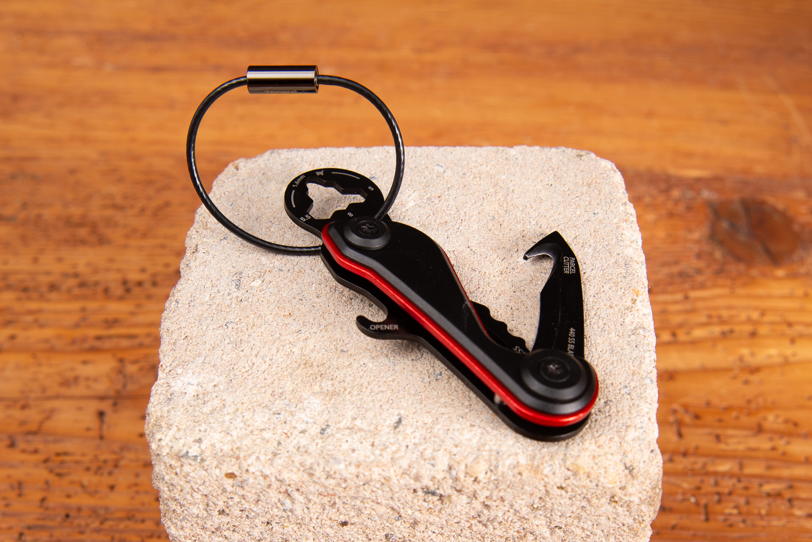 TROIKA Mini Werkzeug PARCEL CUT & CART in Schwarz-Rot &ndash; kompaktes Multitool mit neun Funktionen und Schl&uuml;sselring.