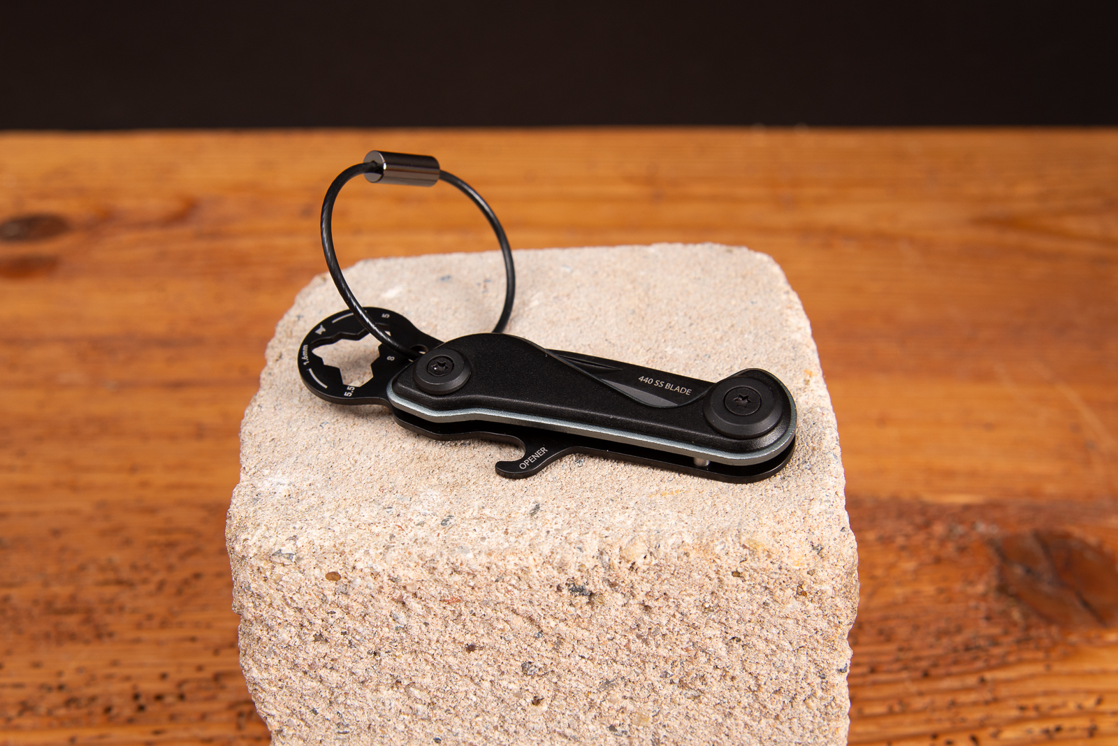 TROIKA Minitool PARCEL CUT & CART schwarz &ndash; kompaktes Multitool mit Schl&uuml;sselring als Werbegeschenk.