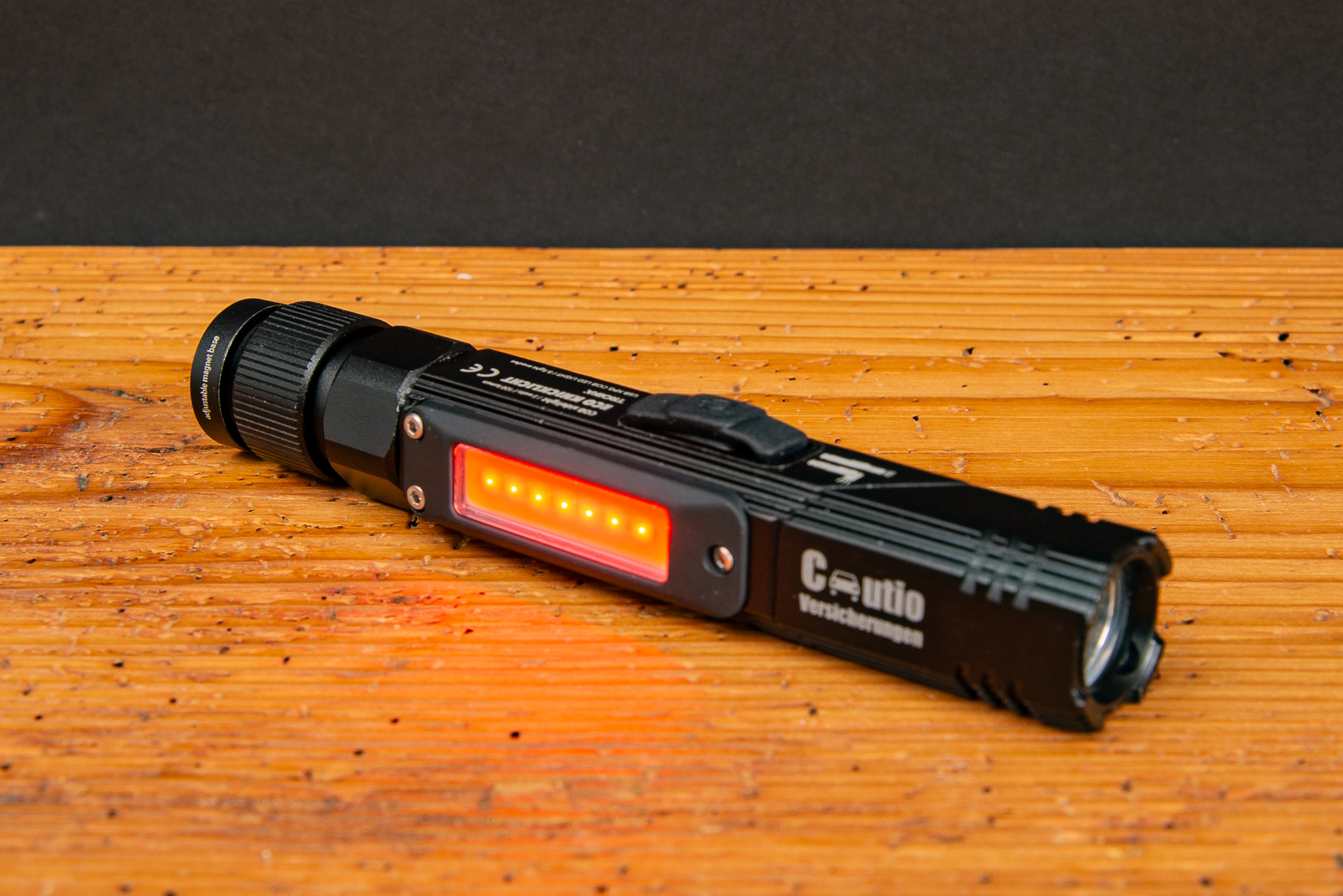 TROIKA ECO Sicherheitsleuchte mit rotem Lichtmodus &ndash; multifunktionales Knicklicht, Stirnlampe und Arbeitslampe mit Gravur als hochwertiger Werbeartikel f&uuml;r Unternehmen.