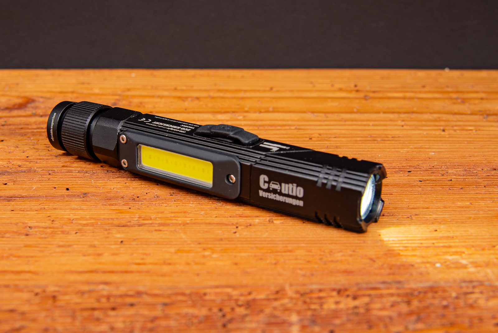 TROIKA ECO Knicklicht mit hellwei&szlig;em LED-Licht &ndash; wiederaufladbare Taschenlampe mit COB-Technologie und Logo, als hochwertiger Werbeartikel f&uuml;r Handwerk und Outdoor.