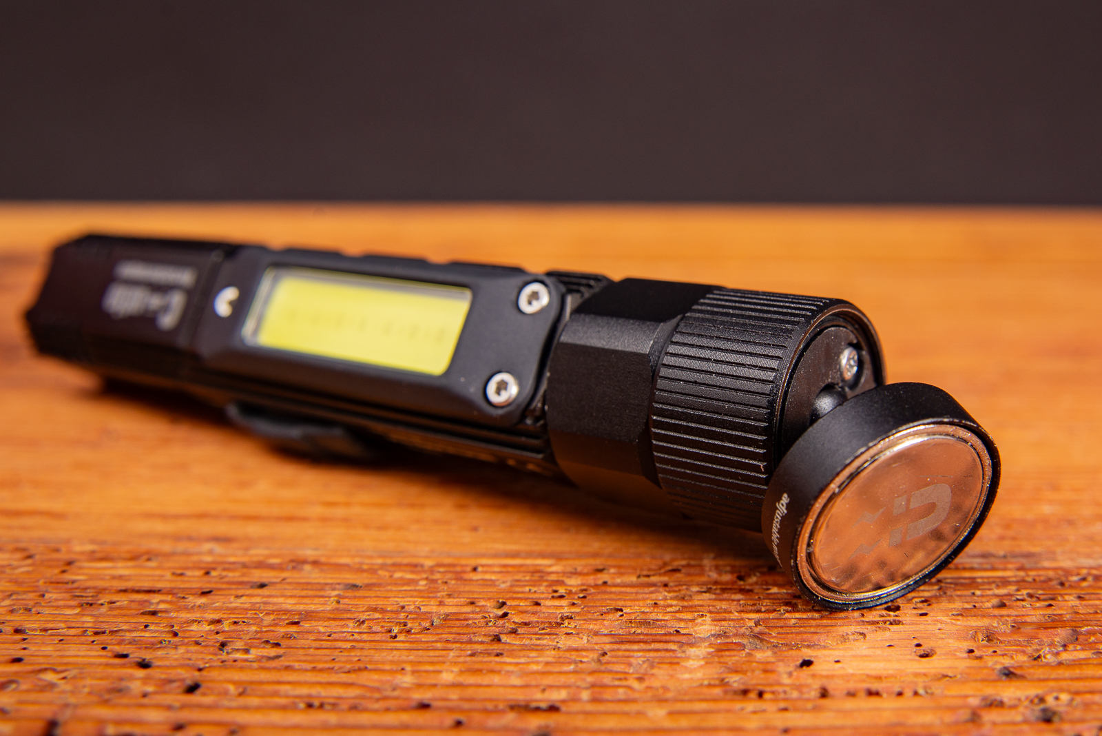 TROIKA ECO Knicklampe mit Magnetfu&szlig; und COB-LED &ndash; robuste, wiederaufladbare Taschenlampe mit Clip, ideal als Werbegeschenk mit Logo f&uuml;r Technik und Sicherheit.