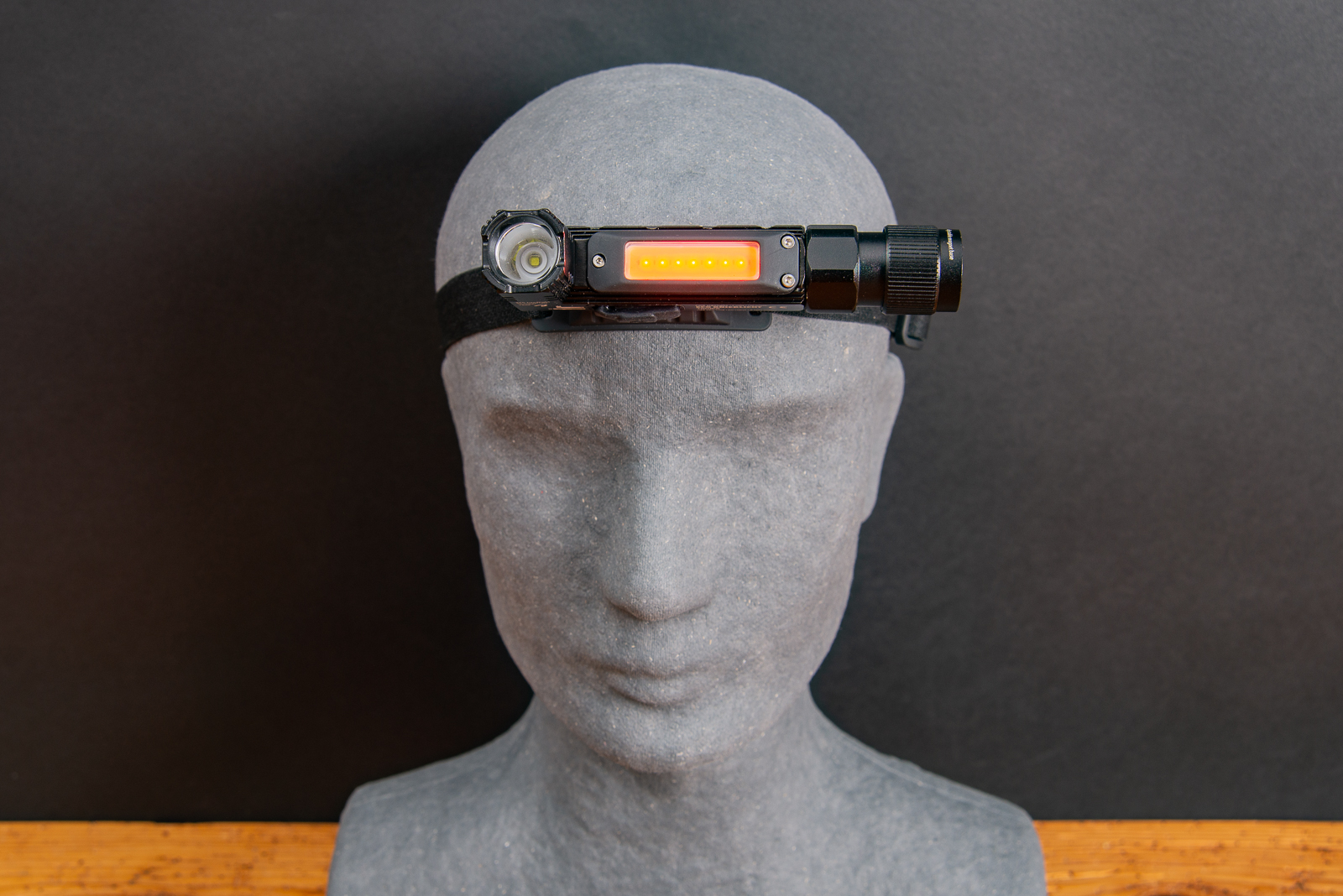 TROIKA ECO Stirnlampe mit rotem Licht &ndash; multifunktionales Knicklicht mit elastischem Band und 5 Leuchtfunktionen als praktischer Werbeartikel mit Logo.