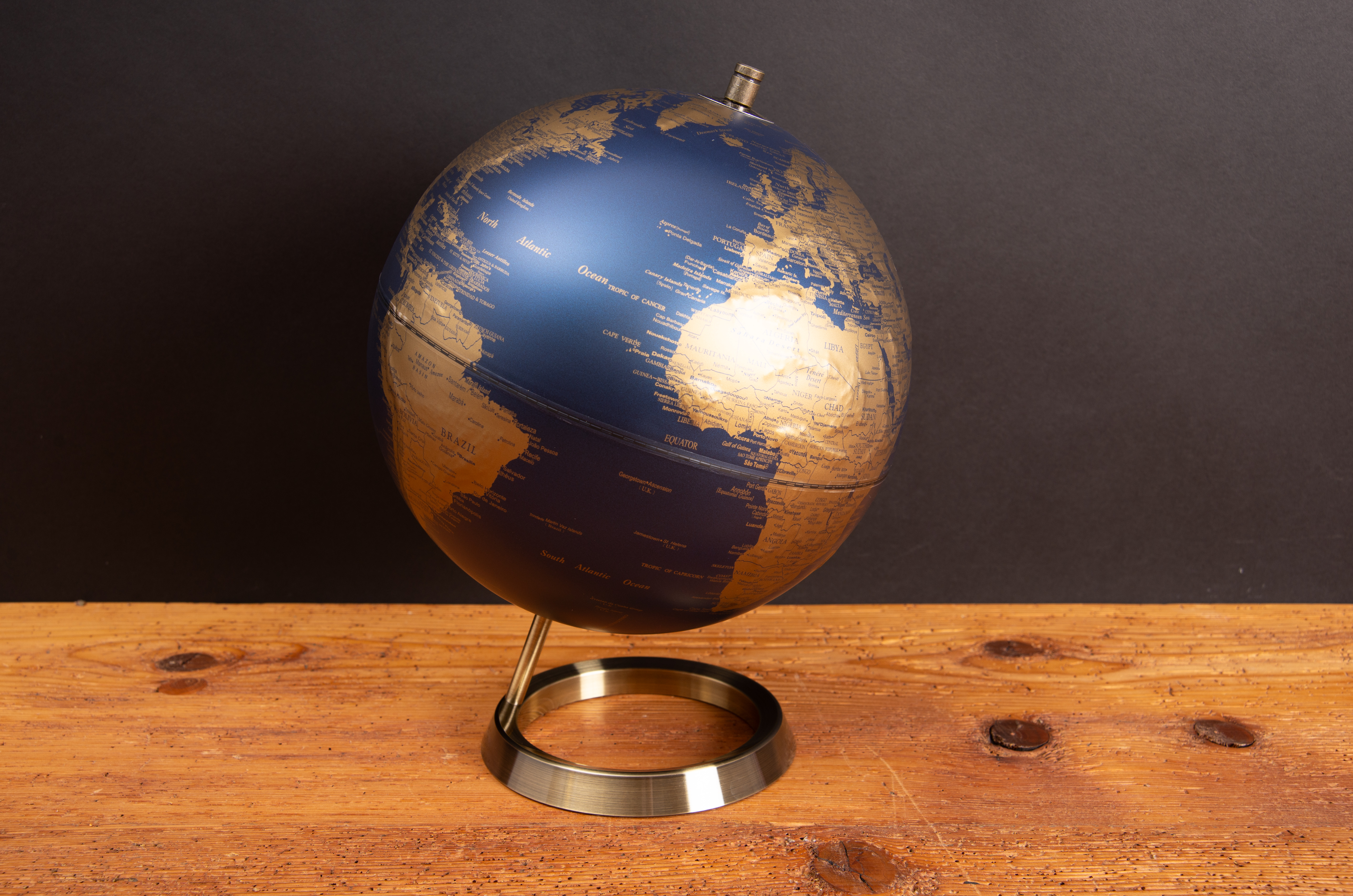 Troika Weltkugel blau-gold mit stabilem Metallfu&szlig; als hochwertiger Globus f&uuml;r B&uuml;ro und Empfang.