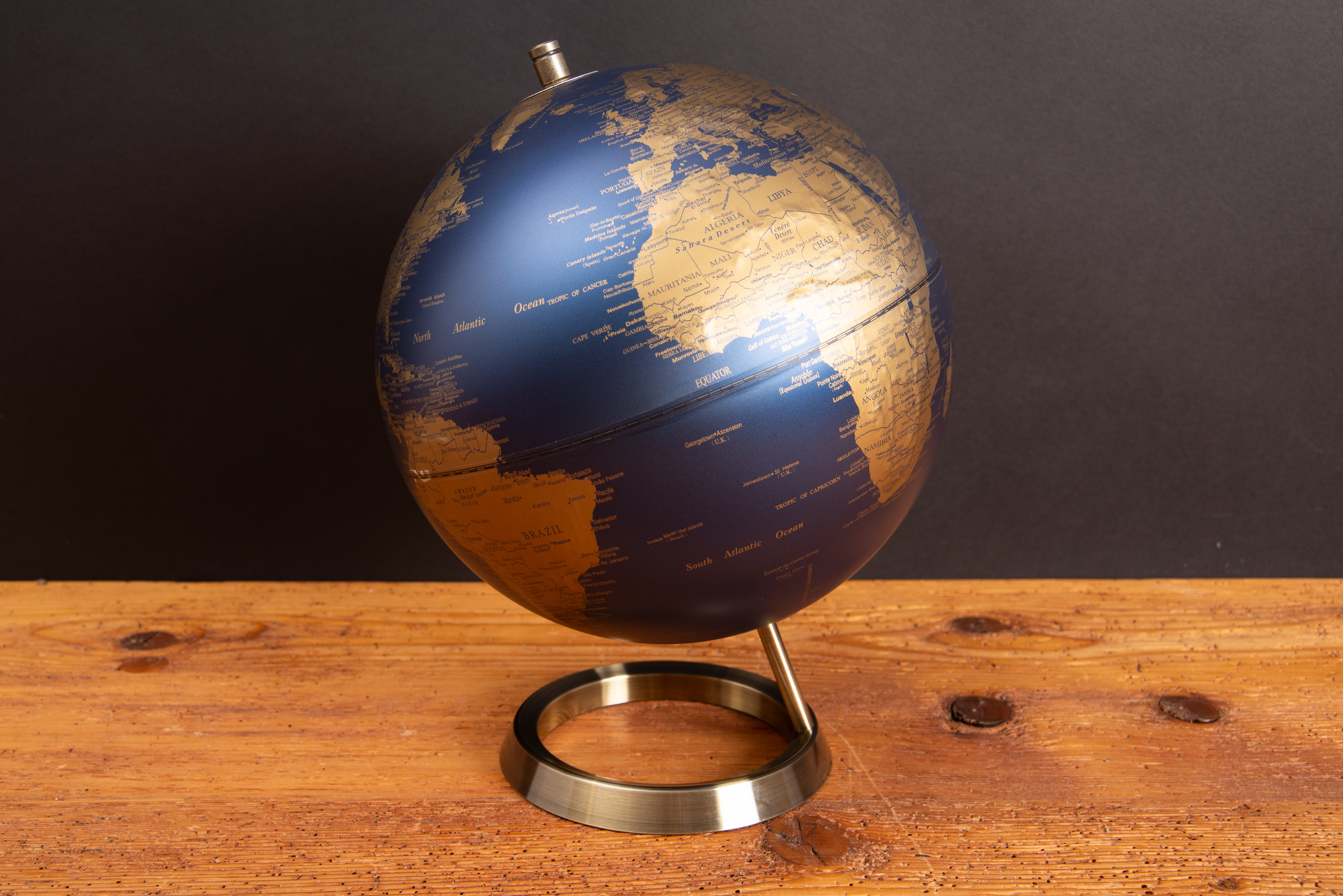 Troika Globus blau-gold als dekoratives Premium-Werbegeschenk mit edlem Metallstandfu&szlig;.