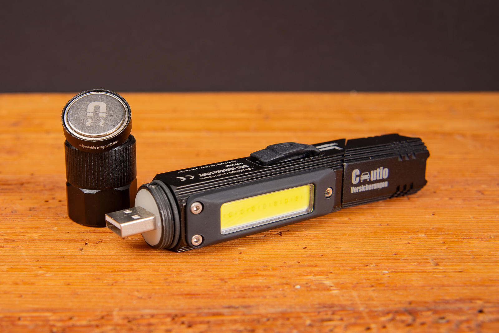 TROIKA ECO Knicklampe mit integriertem USB-Stecker &ndash; wiederaufladbare LED-Taschenlampe mit Magnetfu&szlig; und COB-Arbeitslicht, personalisierbar mit Logo als nachhaltiges Werbegeschenk.