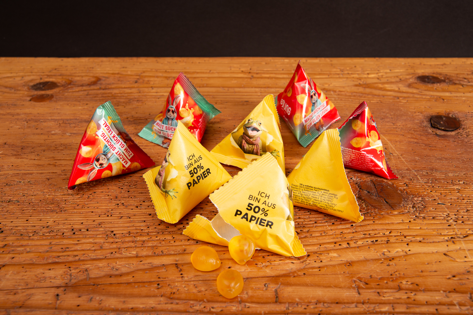 Gummib&auml;rchen im farbig bedruckten Tetraeder von Trolli als individuelles Werbegeschenk f&uuml;r Events und Messen.