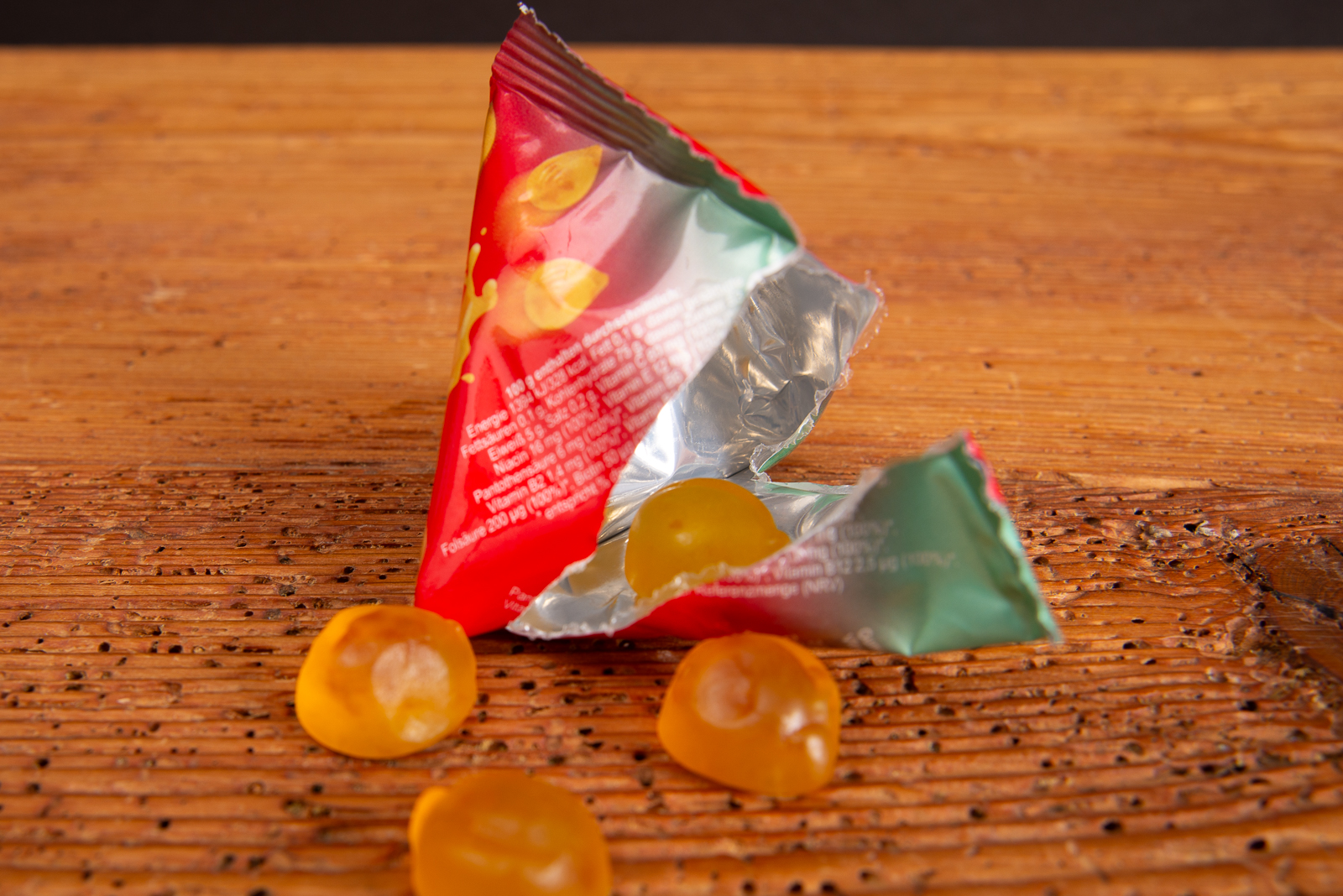 Trolli Gummib&auml;rchen im gelben Tetraeder aus Papierfolie als nachhaltiges Giveaway mit Logo.