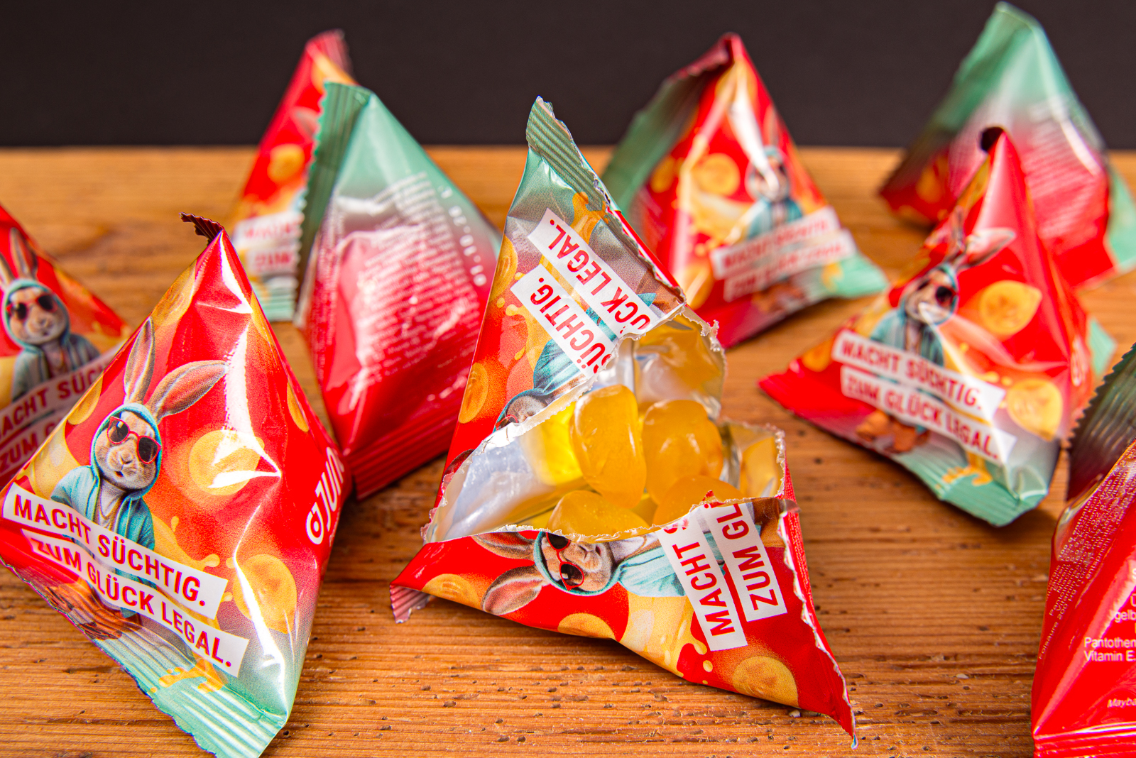 Fruchtgummi-Tetraeder aus Papierfolie mit individueller Logo-Gestaltung als modernes Werbemittel.