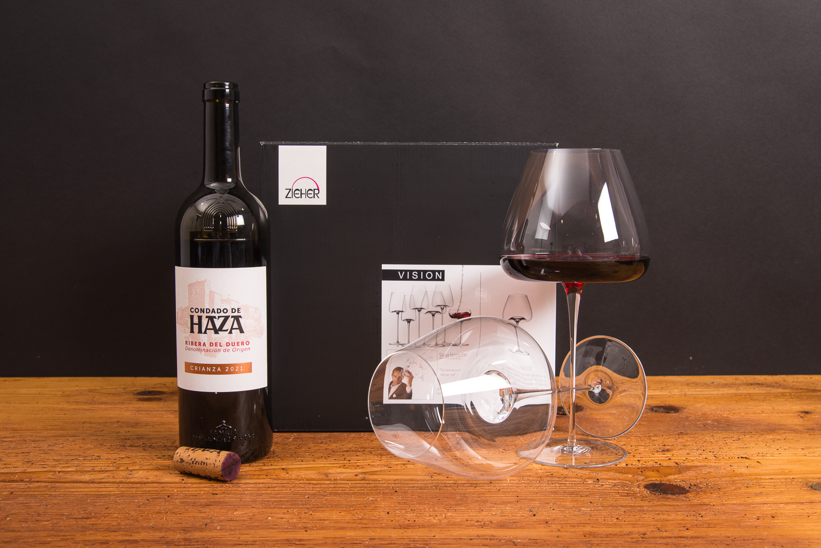 Weinglas Zieher Vision Balanced mit Rotwein und passender Flasche als hochwertiges Geschenkset.