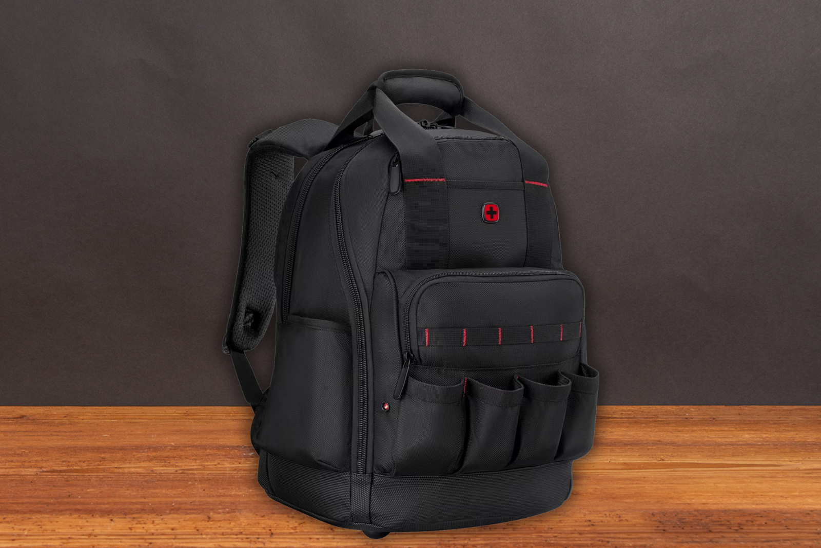 Wenger Tool Backpack Advanced in der Frontansicht mit Au&szlig;entaschen und Werkzeugf&auml;chern &ndash; robuster Business- und Werkzeugrucksack f&uuml;r Handwerker und Technik-Profis.