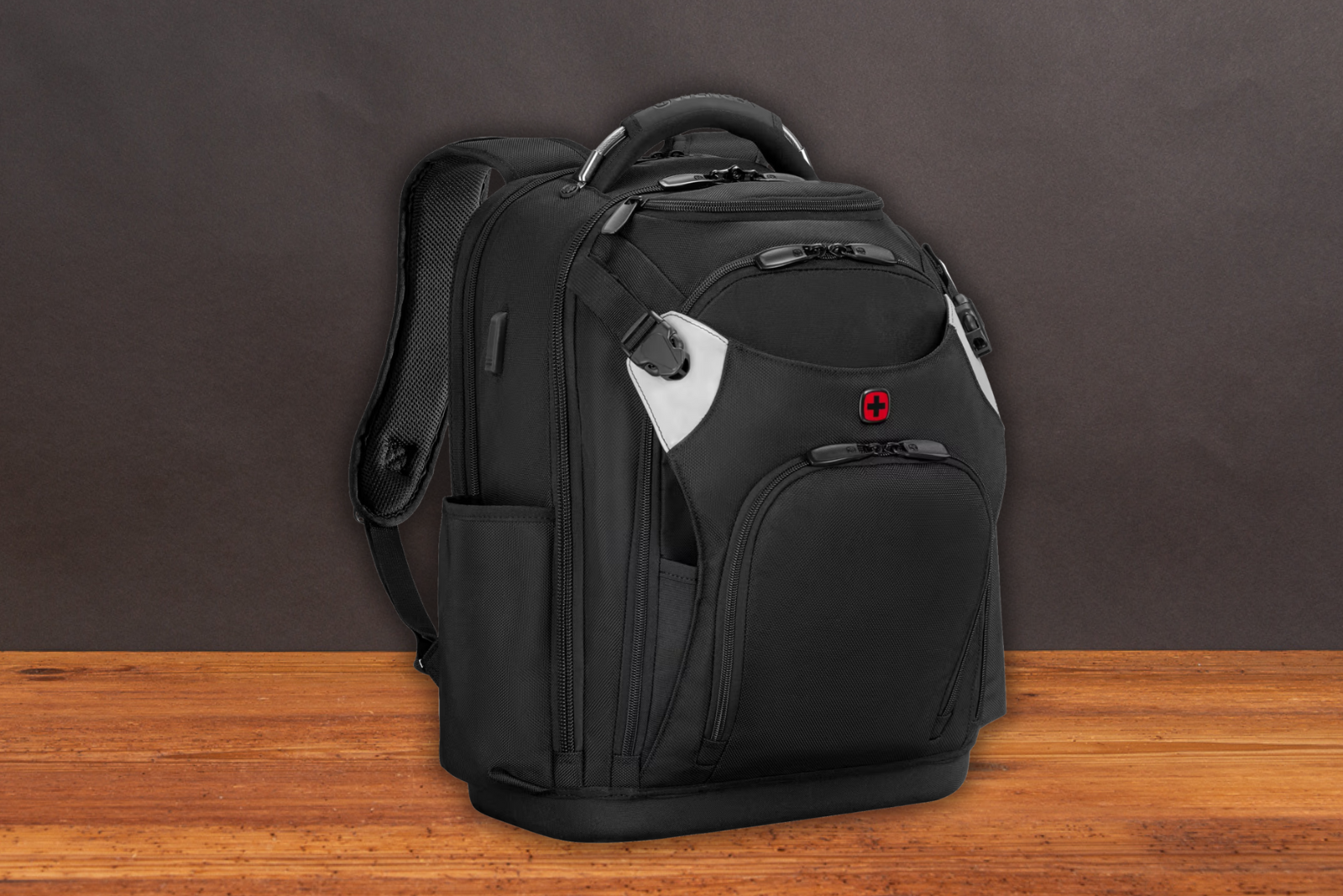 Geschlossener Wenger Tool Backpack Pro in seitlicher Ansicht mit robustem Design, mehreren Rei&szlig;verschlussf&auml;chern und Au&szlig;enf&auml;chern f&uuml;r Werkzeuge und Zubeh&ouml;r.
