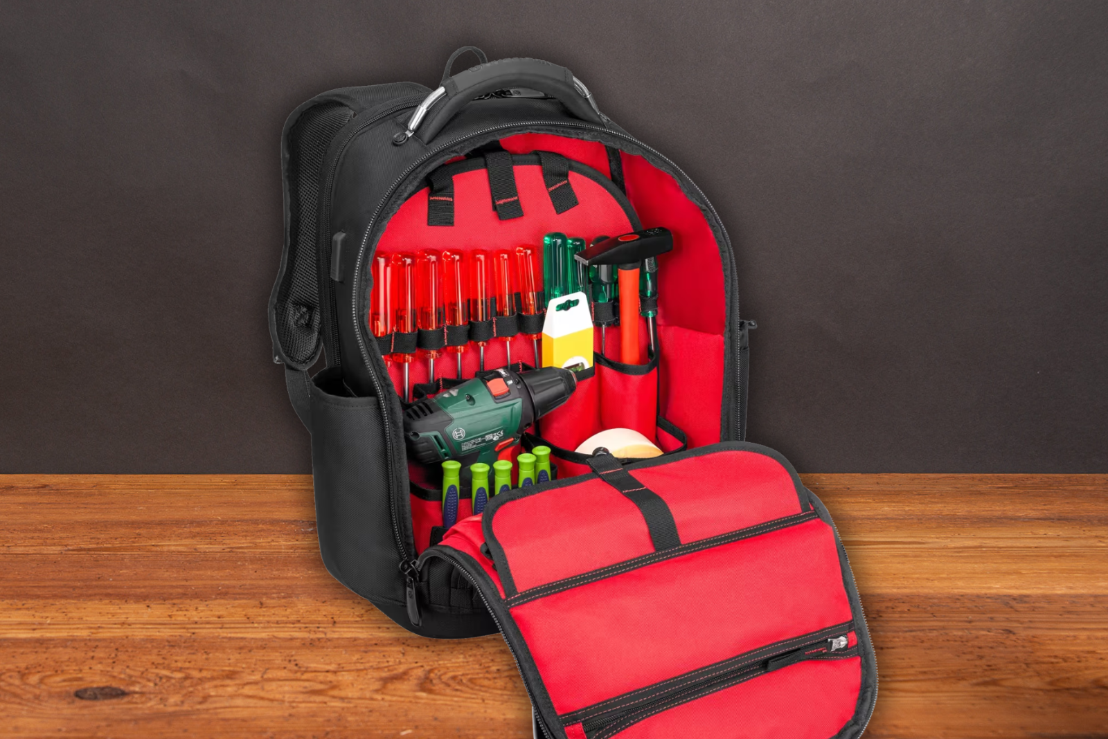 Offener Wenger Tool Backpack Pro mit umfangreicher Werkzeugbest&uuml;ckung, Schraubenziehern, Hammer, Bohrmaschine und vielen F&auml;chern f&uuml;r sicheres Verstauen &ndash; professioneller Werkzeugrucksack f&uuml;r Techniker und Handwerker.