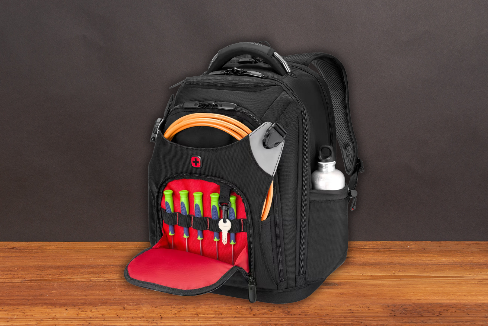 Wenger Tool Backpack Pro mit ge&ouml;ffnetem Werkzeugfach, Schraubenziehern, Schl&uuml;sselhalter und Kabel &ndash; professioneller Werkzeugrucksack f&uuml;r Techniker und Handwerker.