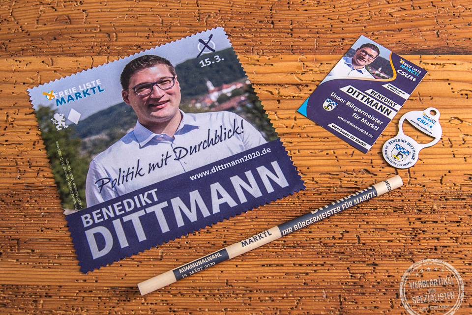 Kampagnen-Set zur Kommunalwahl mit bedrucktem Brillenputztuch, Flyer und nachhaltigem Bleistift als authentische Werbeartikel.