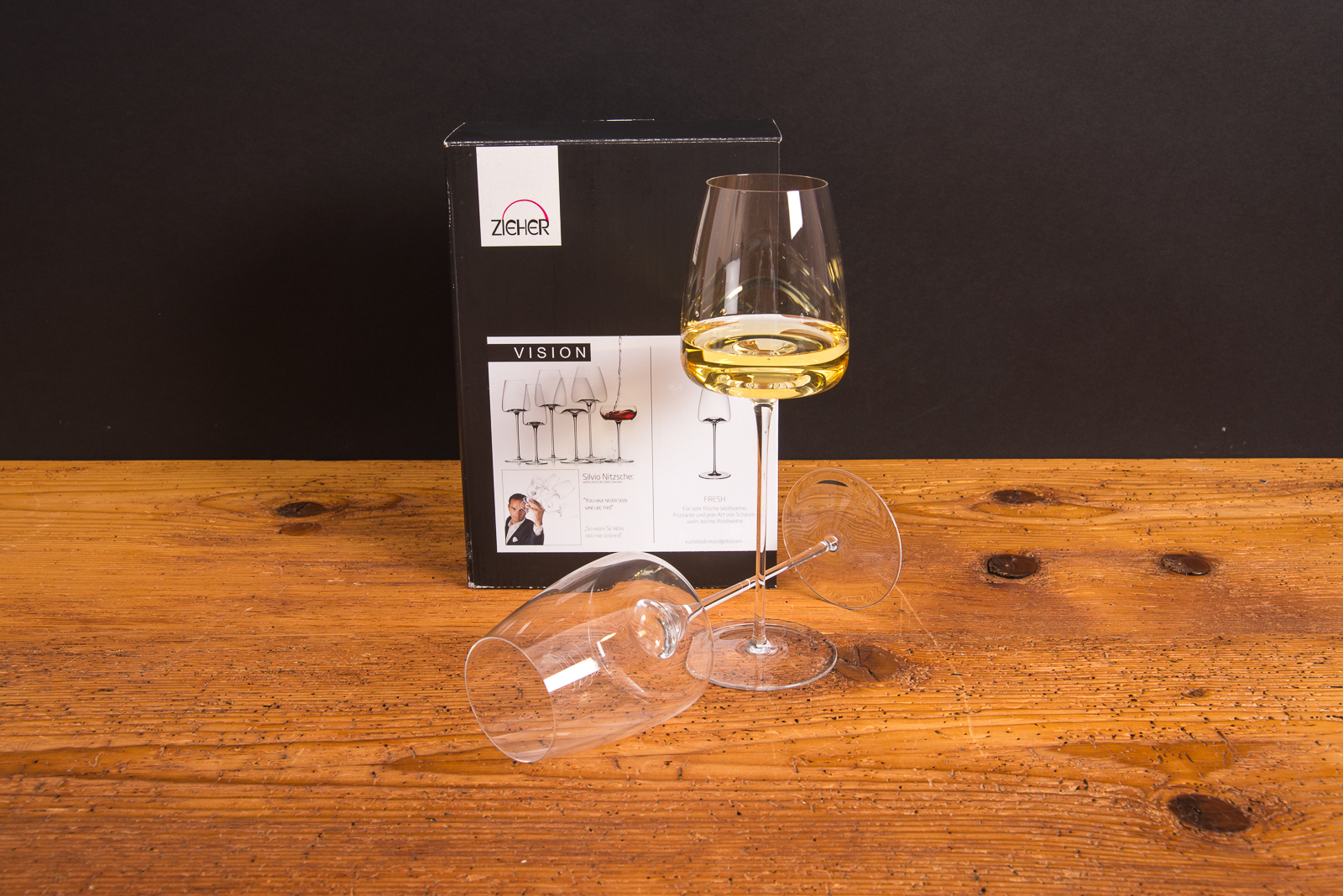 Zieher Vision Fresh Weinglas mit hellgoldenem Wei&szlig;wein f&uuml;r aromatische Frischeweine.