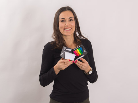 Astrid Fischer, Key Account Managerin mit Werbeartikeln von Orcas in der Hand. 