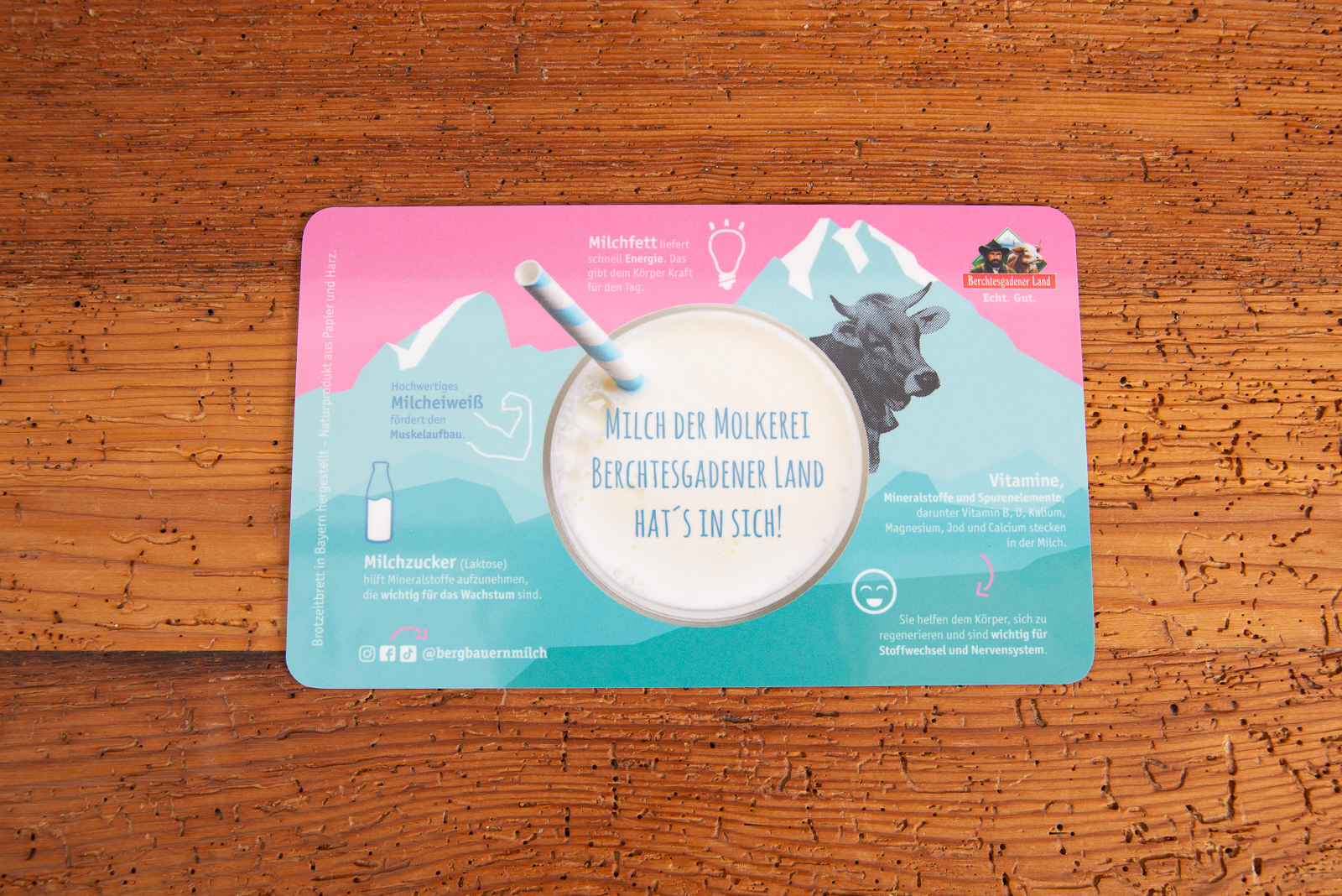 Bedrucktes Ricolor Brettchen der Molkerei Berchtesgadener Land mit Milchmotiv und N&auml;hrwert-Illustrationen, gestaltet als farbenfroher Werbeartikel.