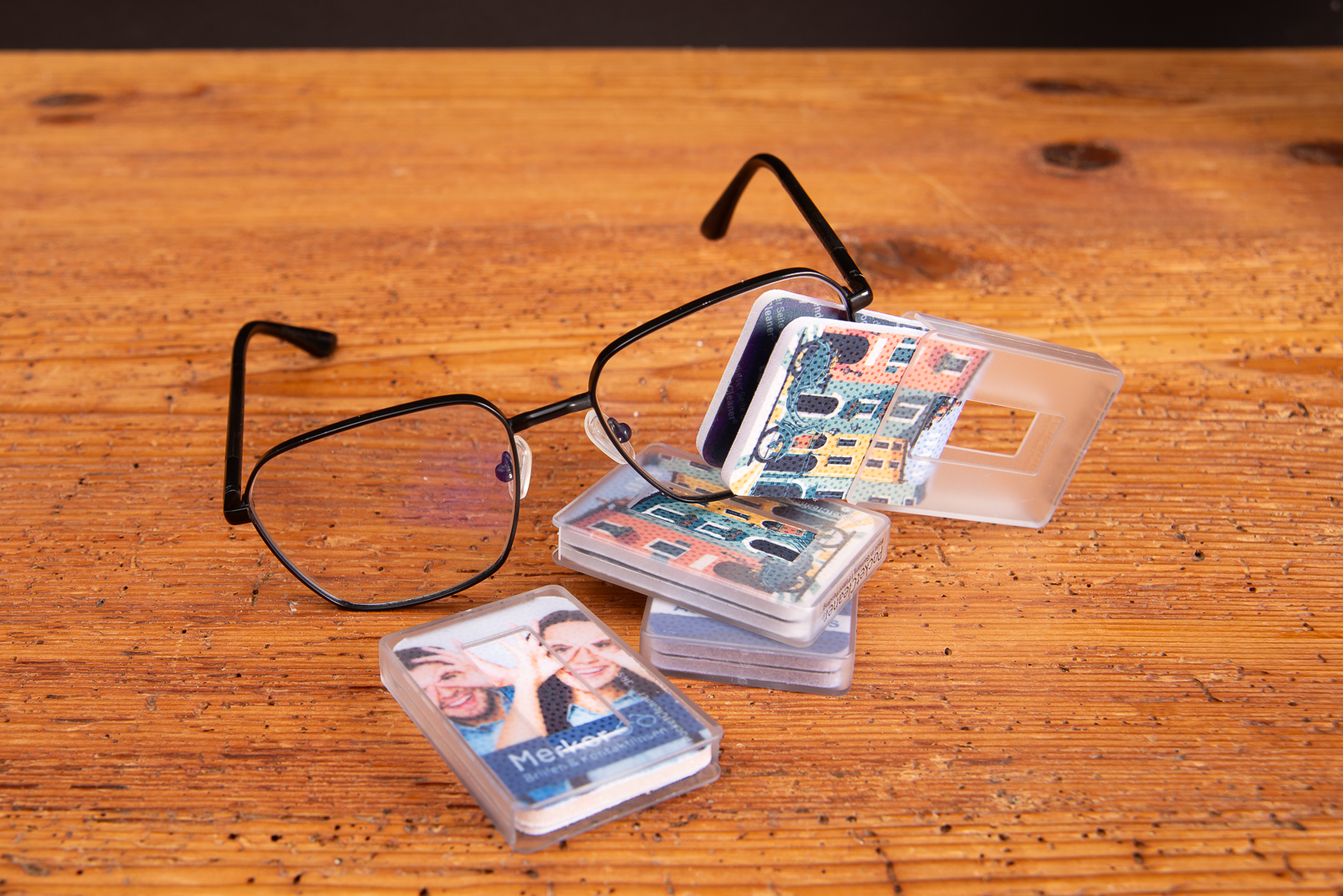 PocketCleaner mit Logo als Microfasertuch zum Handy- und Brillenreinigen, kompaktes Werbemittel f&uuml;r unterwegs.