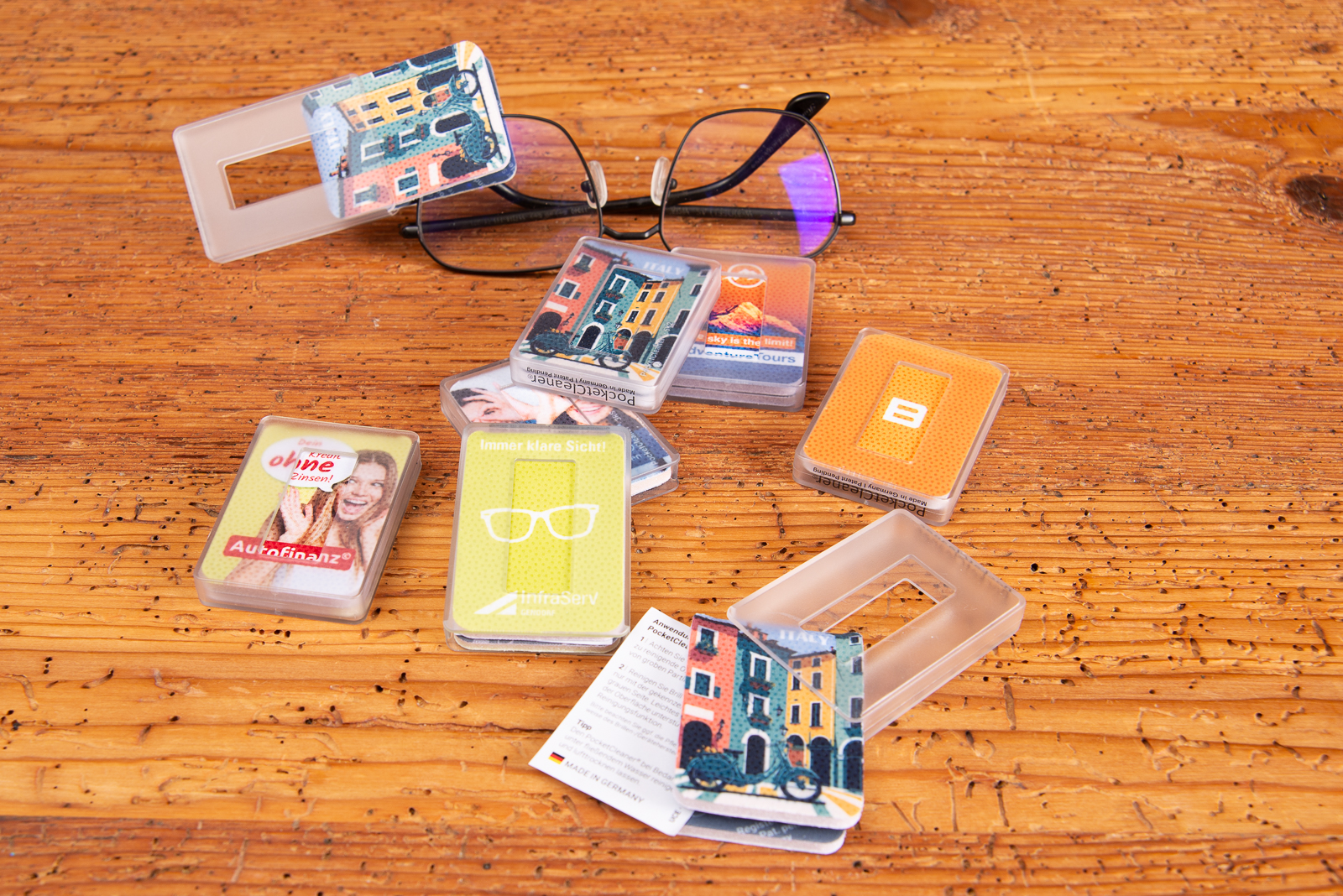 PocketCleaner bedruckt mit Logo, faltbares Brillentuch und Displayreiniger als praktisches Werbemittel.