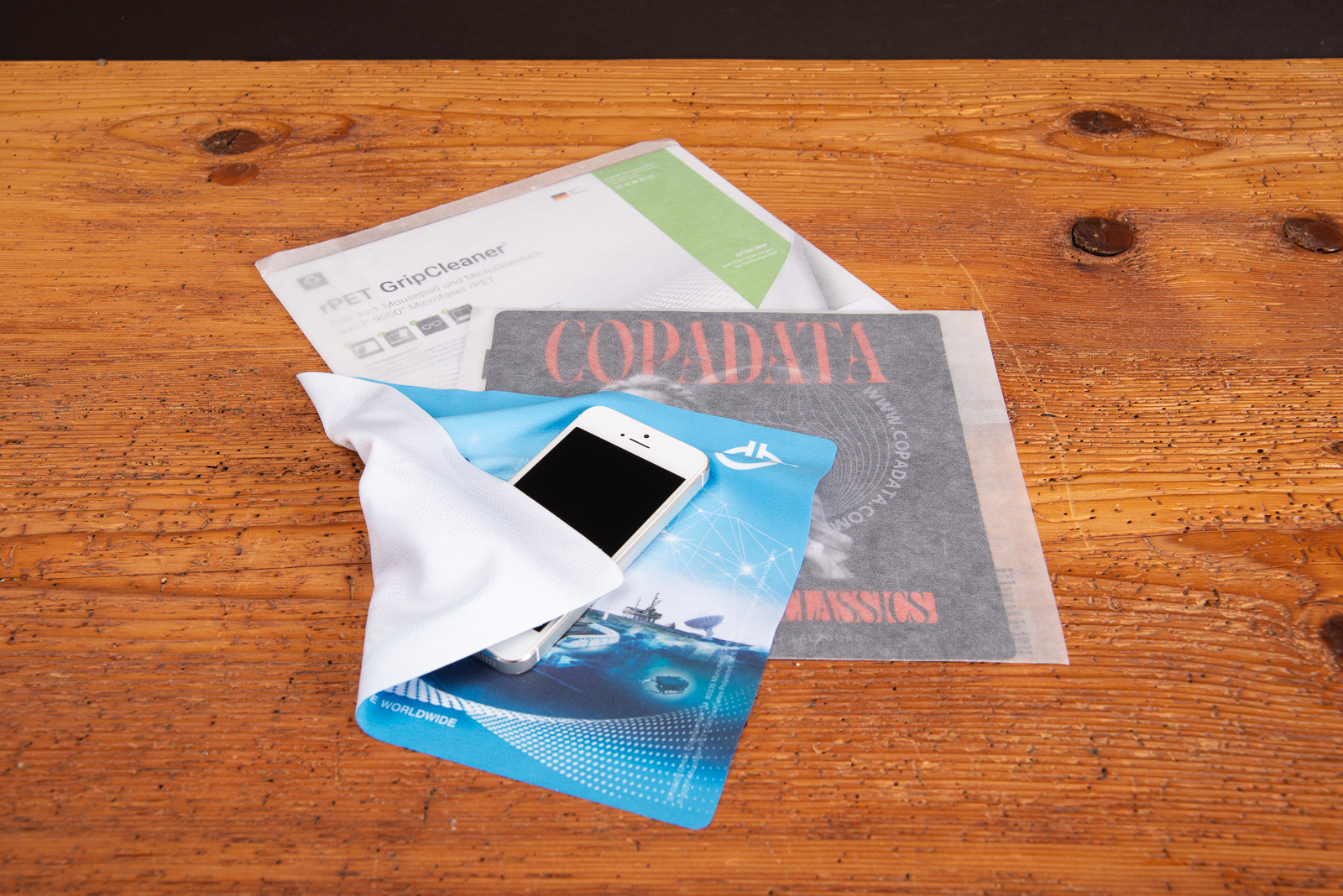 Microfaser-Displaytuch von Polyclean mit Smartphone, ideal als Werbeartikel und Brillenputztuch mit Logo.