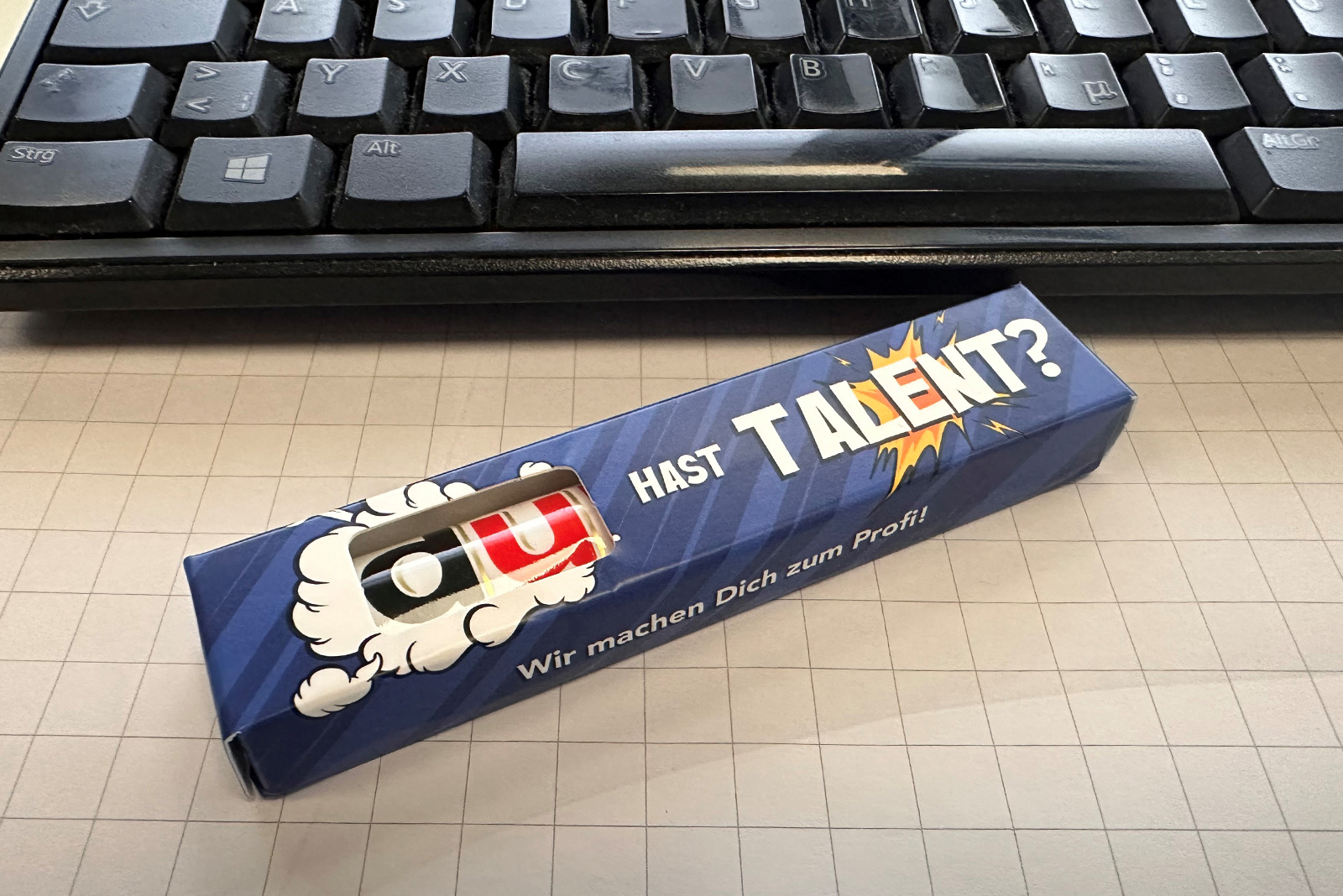 Schokoriegel im individuell bedruckten Werbeschuber mit der Aufschrift &sbquo;Hast Talent? Wir machen dich zum Profi!&lsquo; als kreativer Werbeartikel f&uuml;r Azubi-Recruiting.