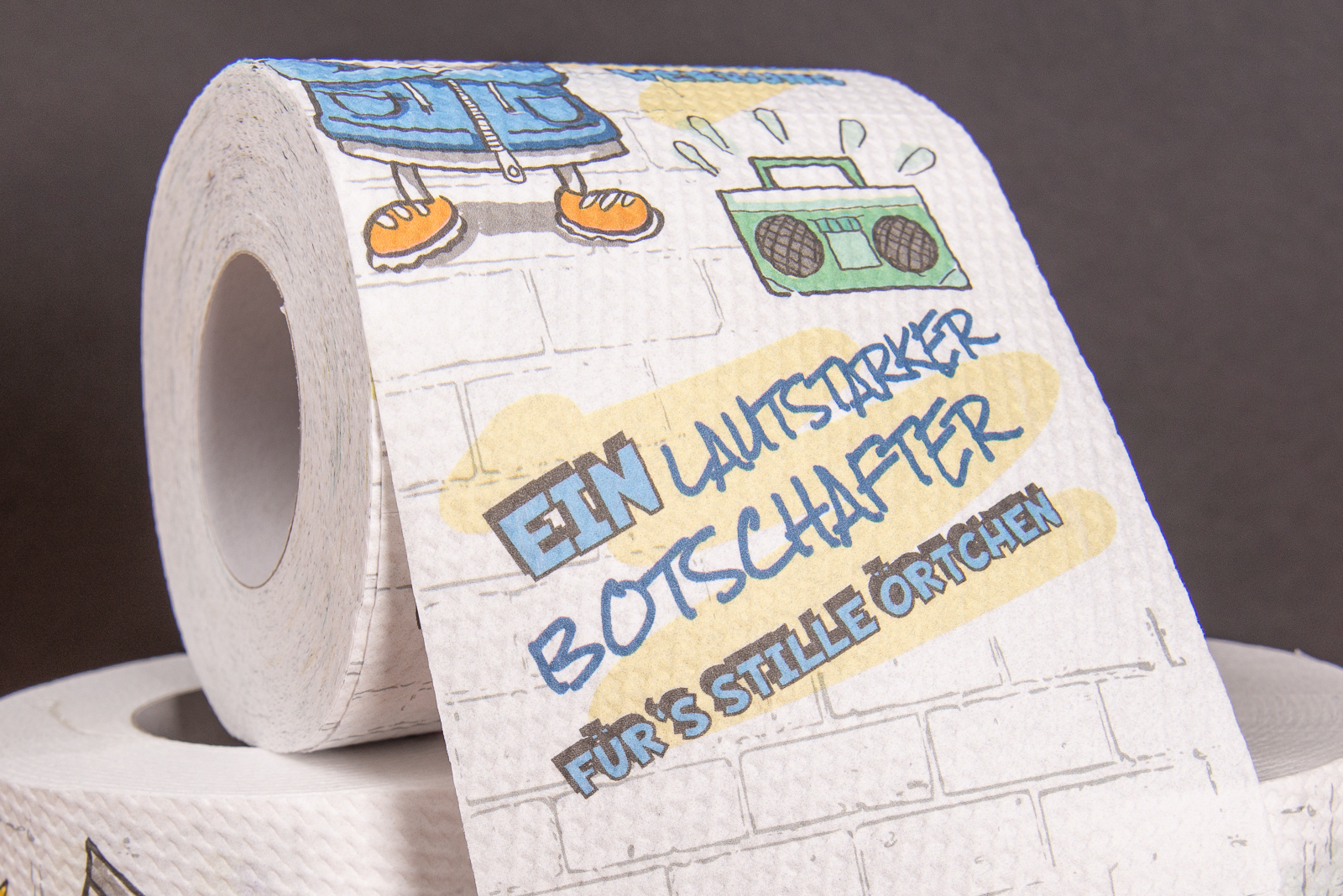 Bedrucktes Toilettenpapier von Elektro Hartinger mit humorvoller Botschaft als kreativer Messe-Werbeartikel für hohe Aufmerksamkeit.