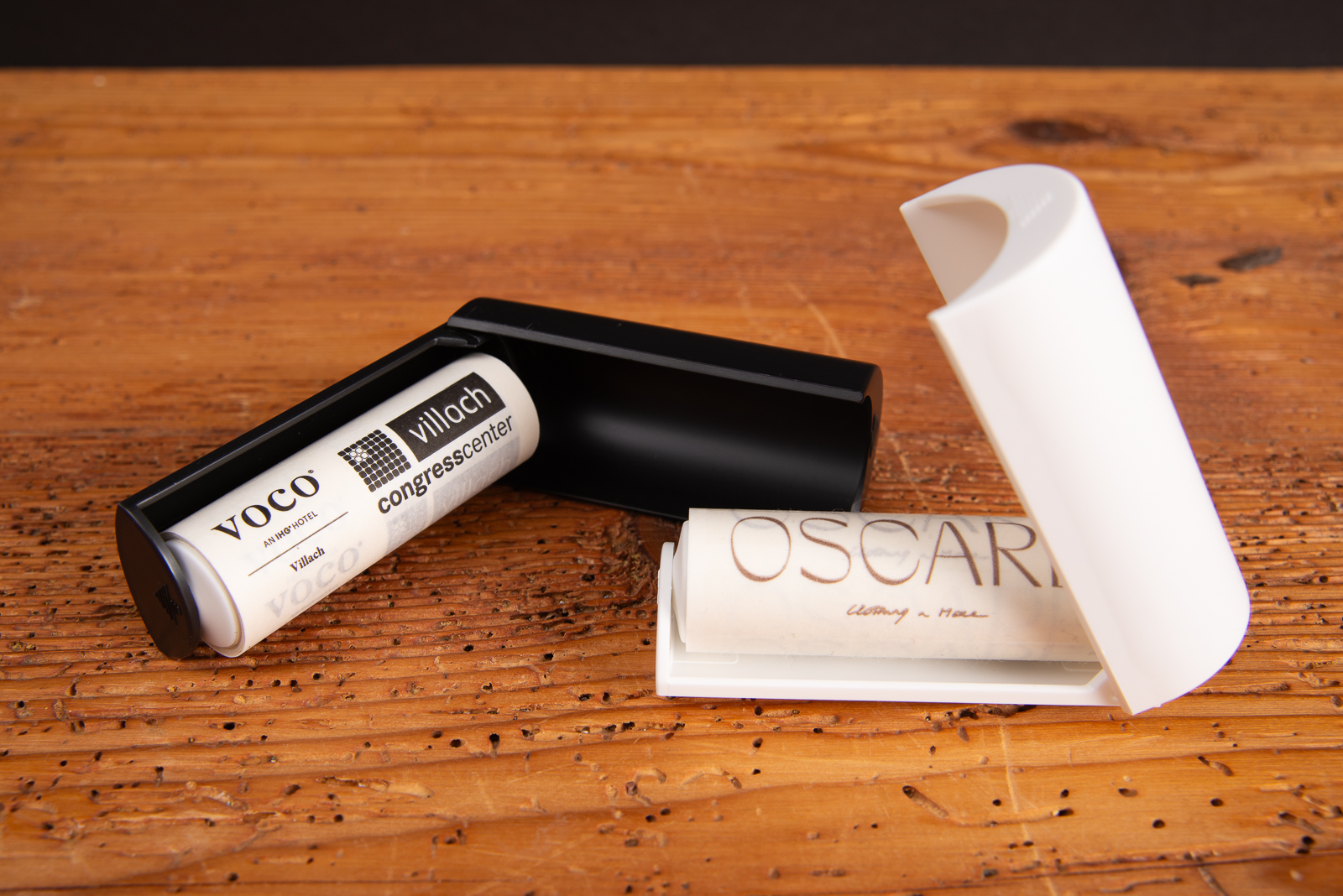 Fusselrolle mit Logo bedruckt in Schwarz und Wei&szlig;, kompakter Fusselentferner als g&uuml;nstiges Werbegeschenk.