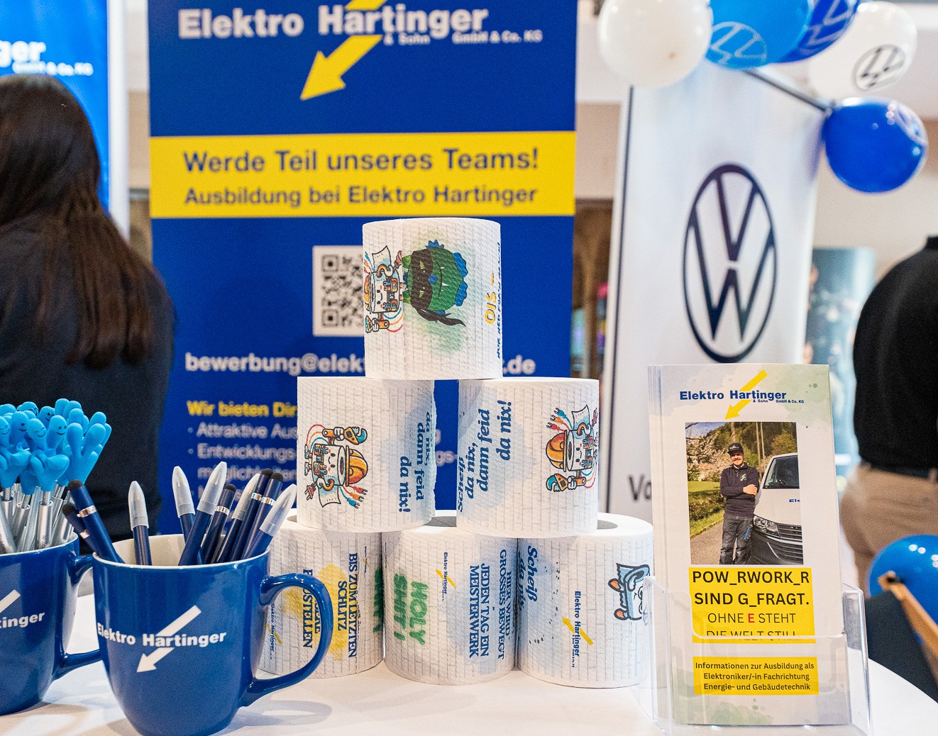 Messestand Elektro Hartinger auf der Azubimesse mit von werbemax f&uuml;r den German Marketing Award kreiertes Toilettenpapier als aufmerksamkeitsstarkes Merch. 