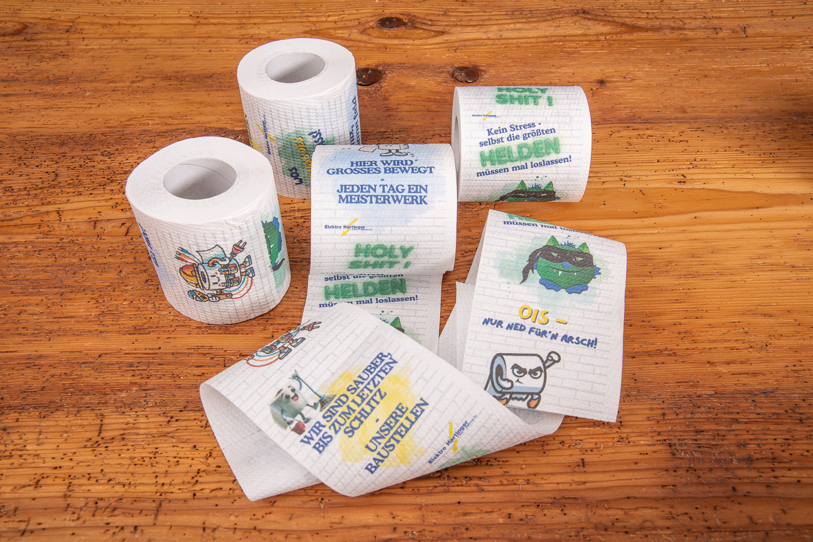 Bedrucktes Toilettenpapier mit humorvollen Spr&uuml;chen und Motiven von Elektro Hartinger, entwickelt von werbemax als kreatives Werbemittel f&uuml;r die ausgezeichnete German Marketing Award 2025 Kampagne.