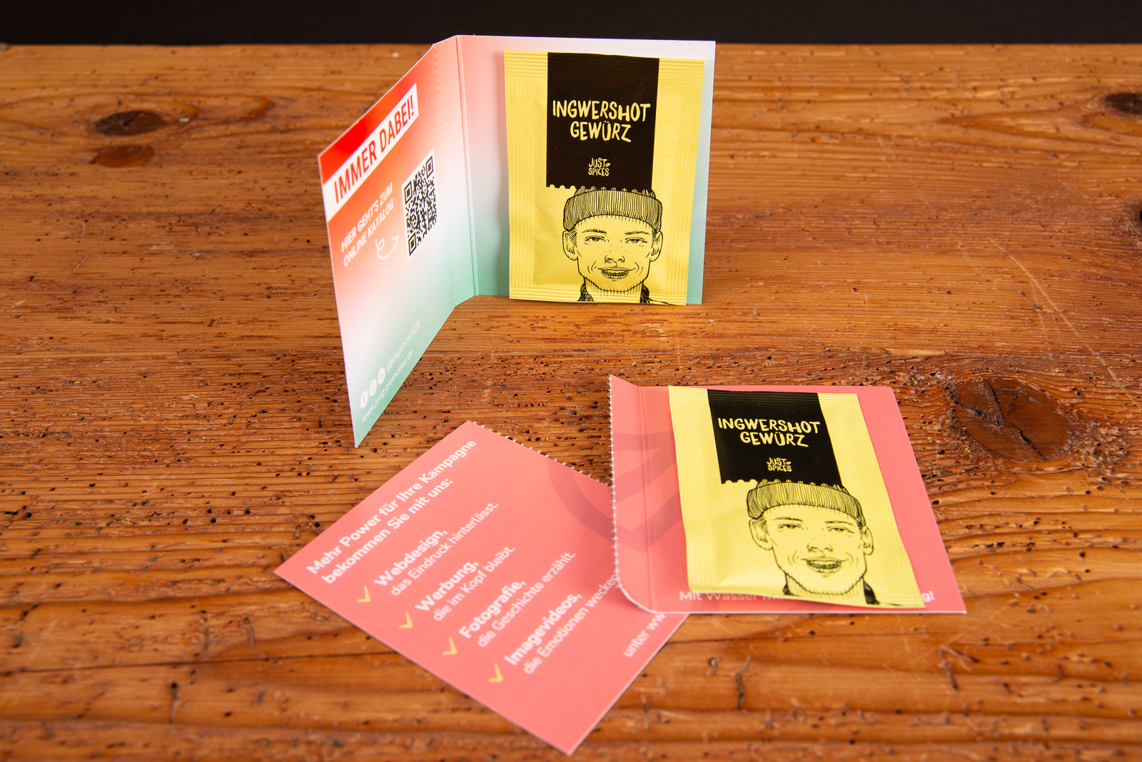 Just Spices Gew&uuml;rzprobe in Werbekarte Midi mit Logo, hochwertiges Gourmet-Giveaway f&uuml;r Messen und Mailings; farbige Karte mit Gew&uuml;rzbeutel als trendiger Werbeartikel.