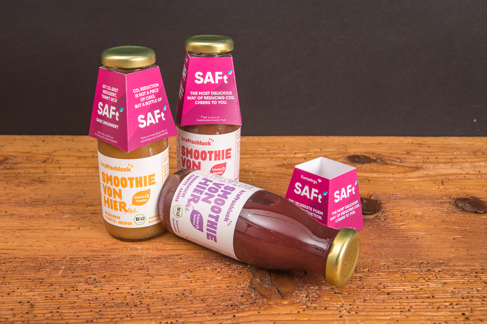 Kraftschluck Smoothies liegend und stehend mit Branding &ndash; Bio Smoothie Werbeartikel mit gro&szlig;er Werbefl&auml;che