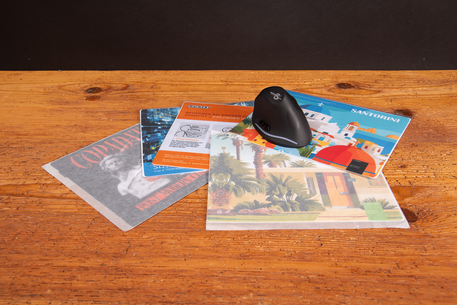 Bedrucktes Microfaser-Mousepad von Polyclean mit gro&szlig;er Werbefl&auml;che und Logo, ideal f&uuml;r Promotion und Mailing.