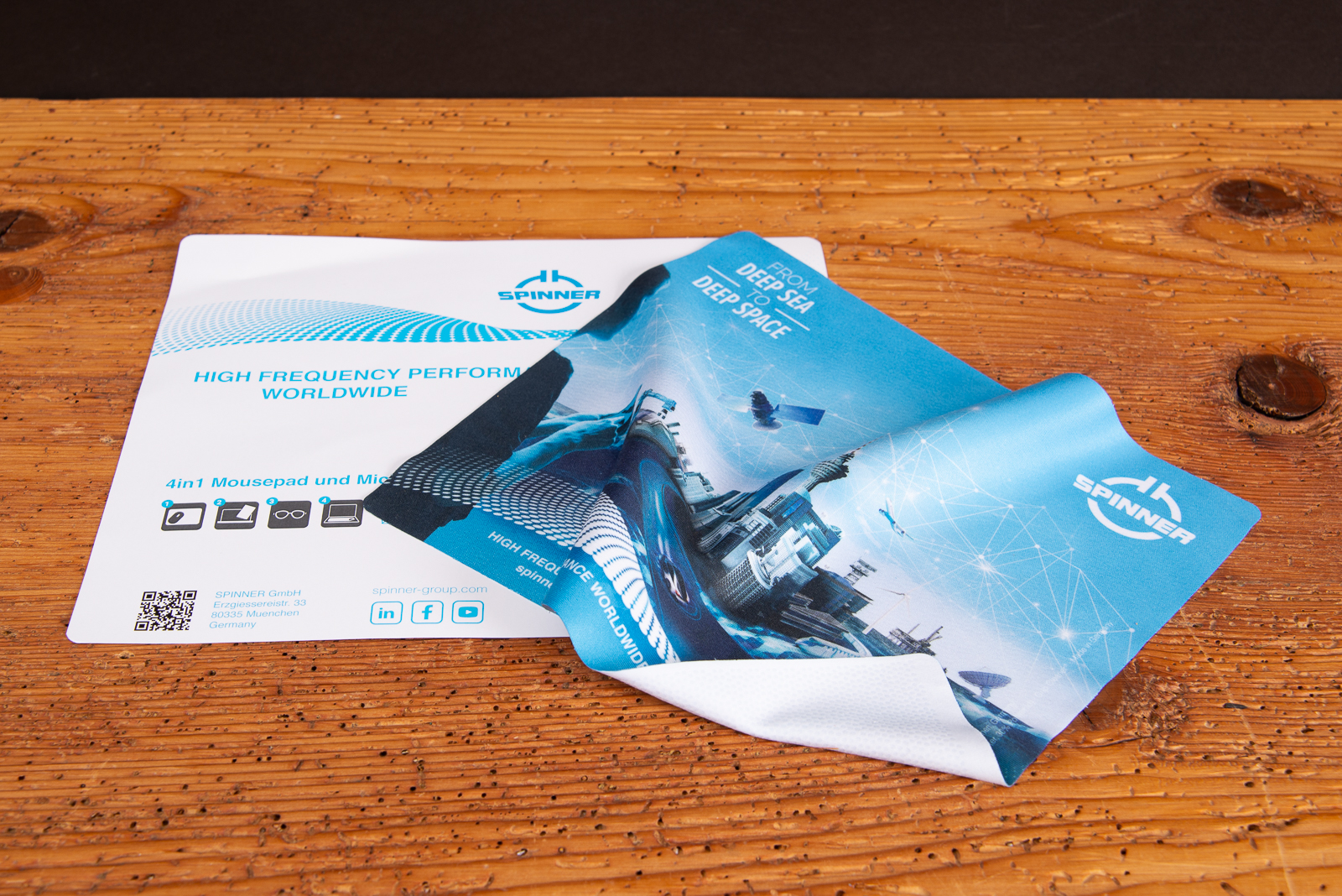 Polyclean GripCleaner als bedruckbares Mousepad und Displaytuch, hochwertiges Werbegeschenk mit gro&szlig;er Bildfl&auml;che.