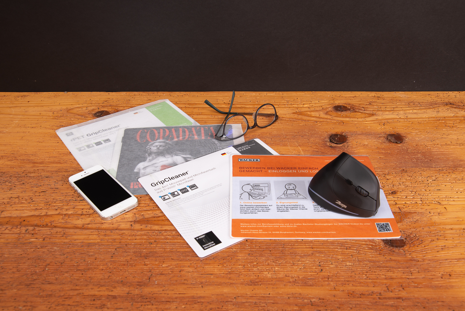 Polyclean GripCleaner Mousepad mit Logo und Fotomotiv, vielseitiges 4-in-1 Werbegeschenk aus Microfaser.