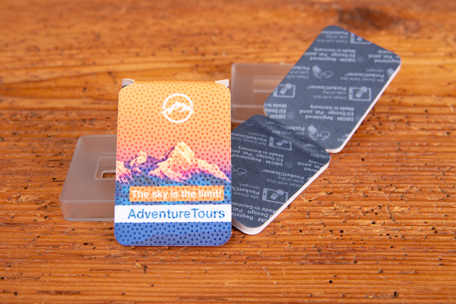 Polyclean PocketCleaner mit Logo, kompakter Displayreiniger mit Microfasertuch als modernes Werbemittel.