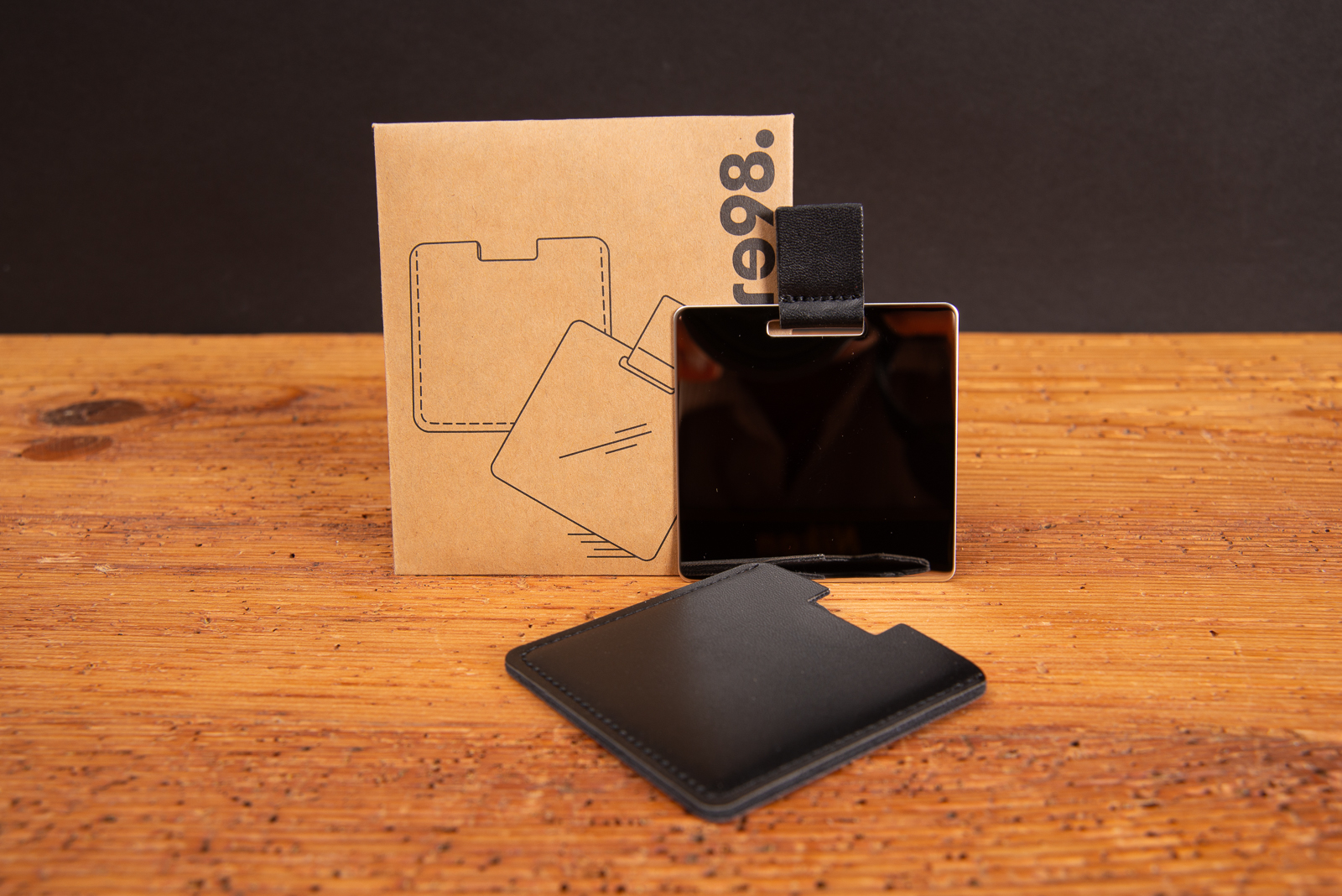 Schminkspiegel mit Logodruck in schwarzer Kunststoffh&uuml;lle, kompakter Taschenspiegel f&uuml;r Werbegeschenke.