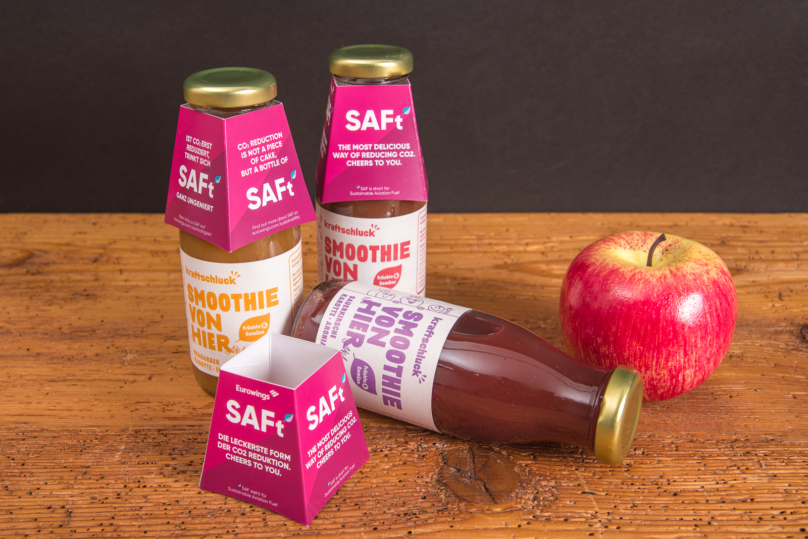 Kraftschluck Bio Smoothie mit pinker Verpackung und Apfel &ndash; gesunde Werbegeschenke mit Logo aus regionaler Herstellung