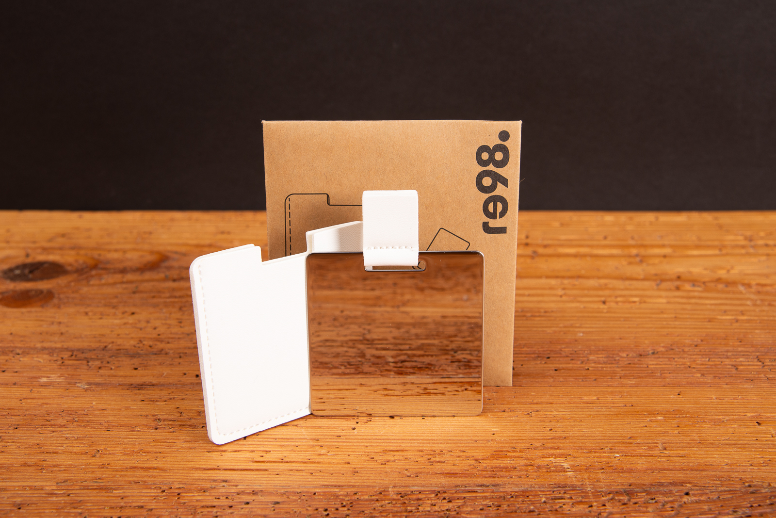 Taschenspiegel aus Edelstahl mit wei&szlig;er H&uuml;lle, personalisierbarer Kosmetikspiegel als hochwertiges Giveaway.