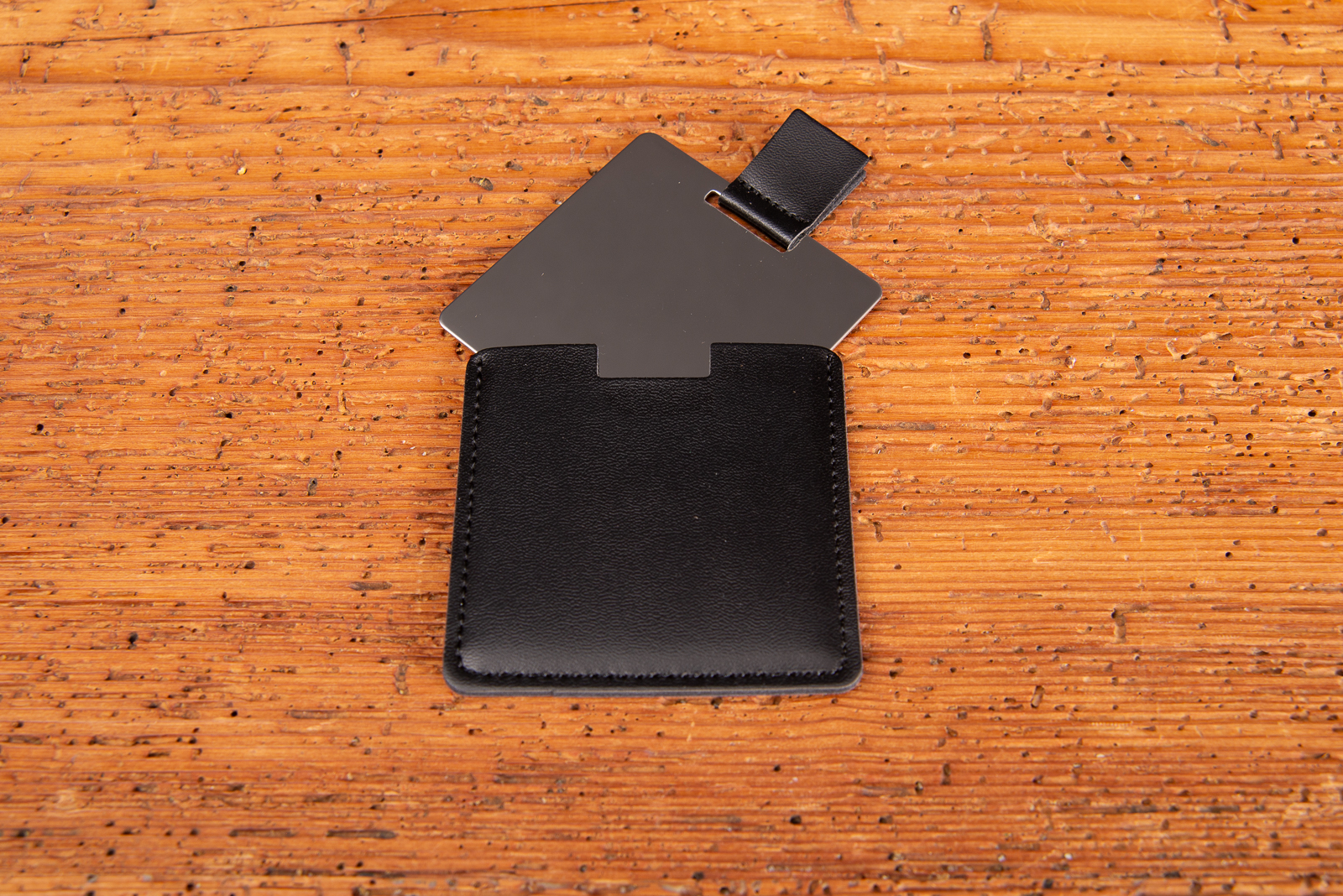 Taschenspiegel im schwarzen Etui mit Logo, kompakter Kosmetikspiegel f&uuml;r stilvolle Werbeartikel.