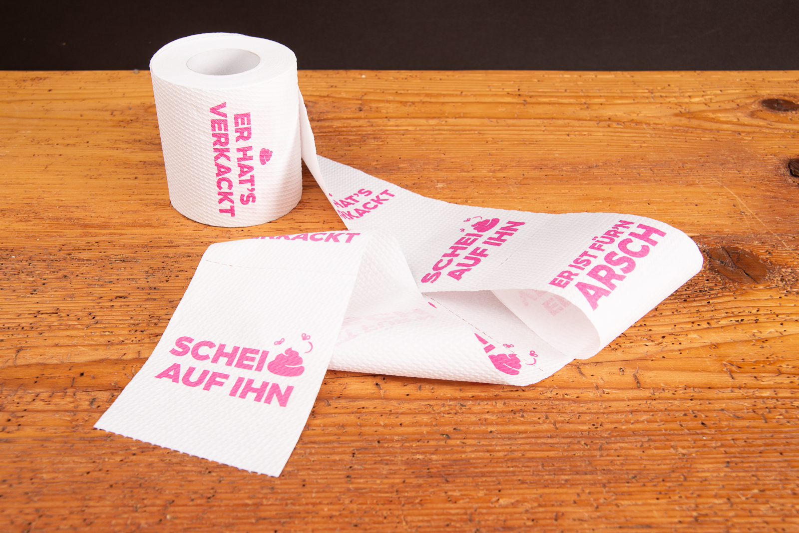 Bedrucktes Toilettenpapier mit frechen Spr&uuml;chen als aufmerksamkeitsstarker Werbeartikel, ausgerollt und arrangiert f&uuml;r eine humorvolle Marketingaktion.
