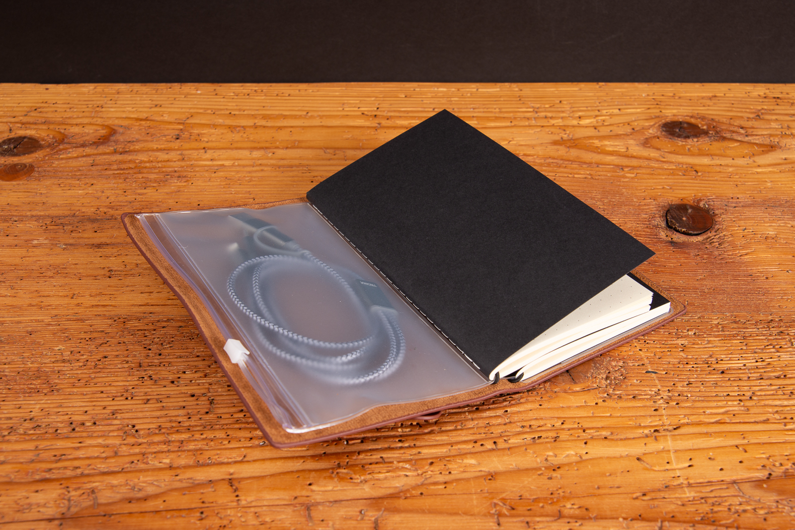 Troika Bullet Journal mit elastischem Verschluss und transparenter Organizer-Einlage, perfektes Reisetagebuch und Werbemittel.