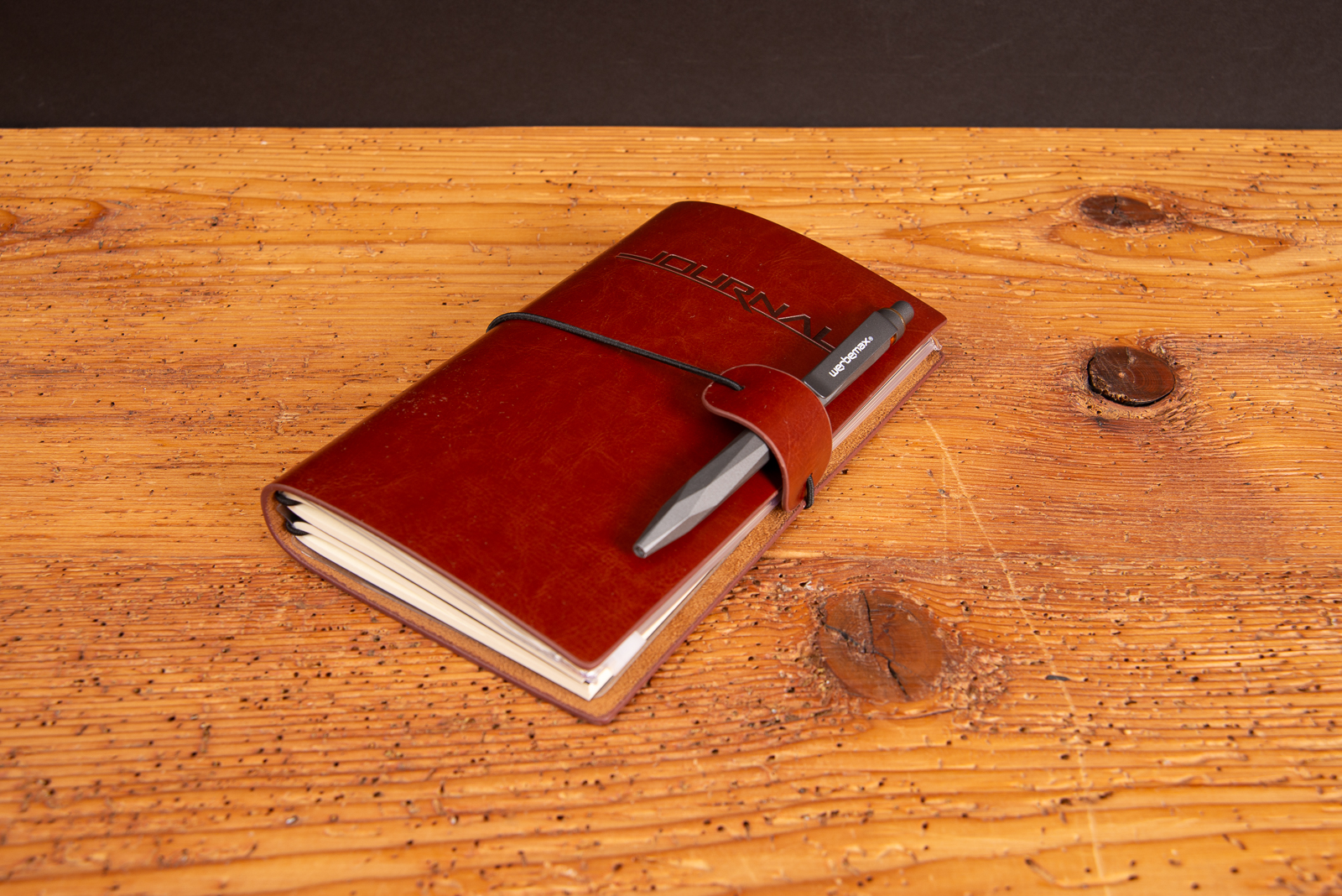 Troika Bullet Journal geschlossen mit Gummiband und Stiftschlaufe, stilvolles Reisetagebuch und hochwertiges Werbegeschenk.